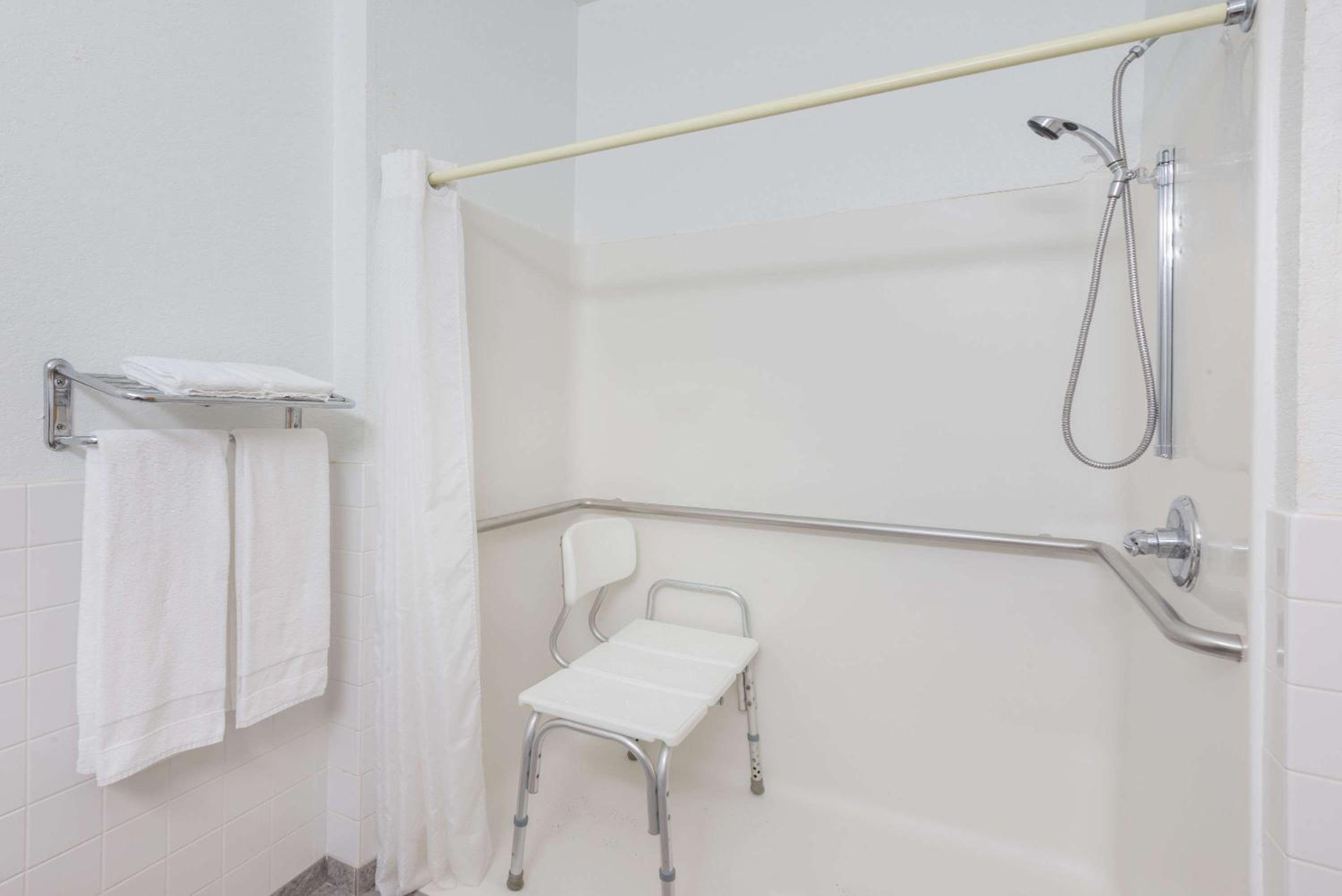 Queen Room with Two Queen Beds - Disability Access/Non-Smoking - Photo 5