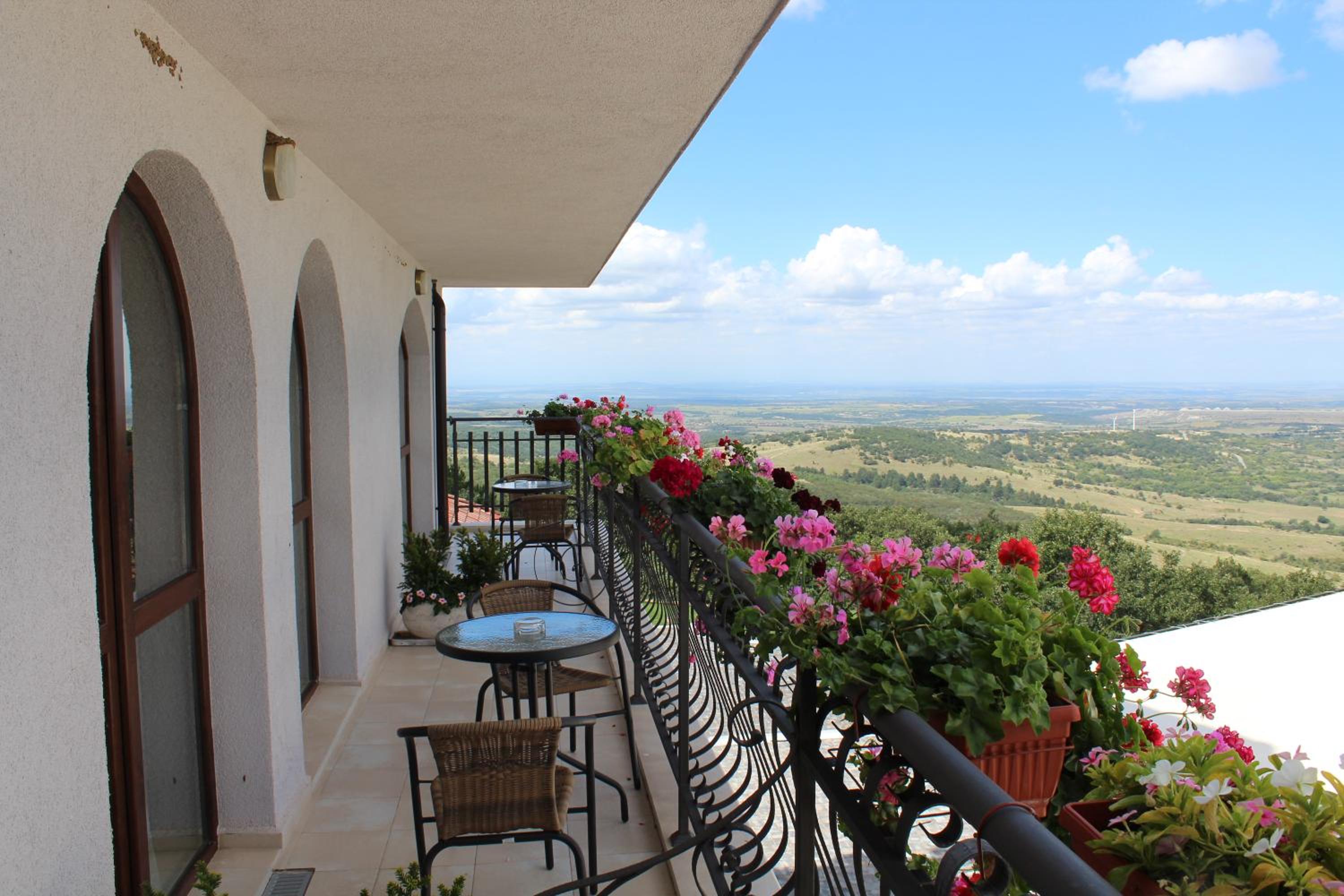 King Room with Balcony - Photo 9