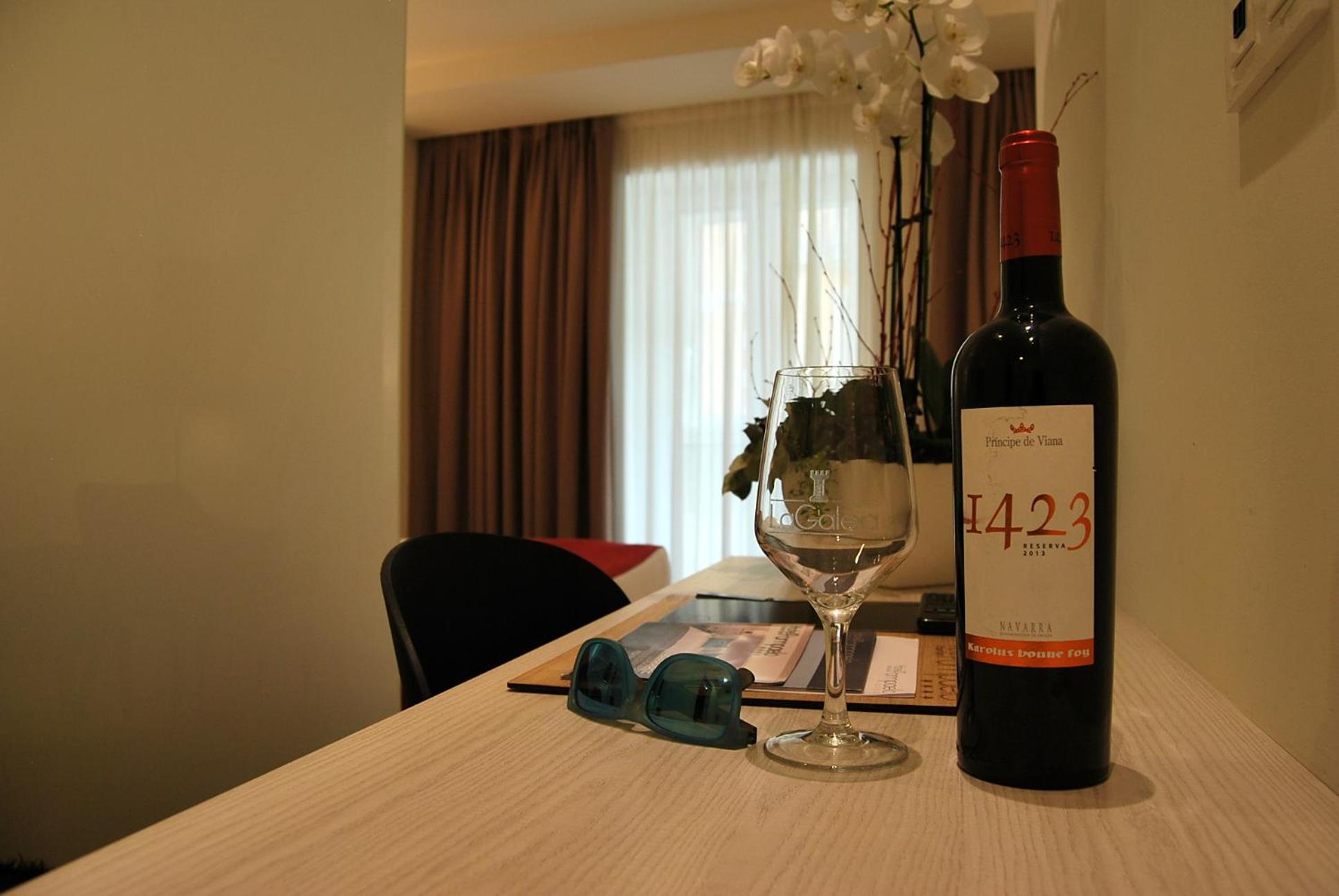 Double or Twin Room with Old Town View - Photo 22