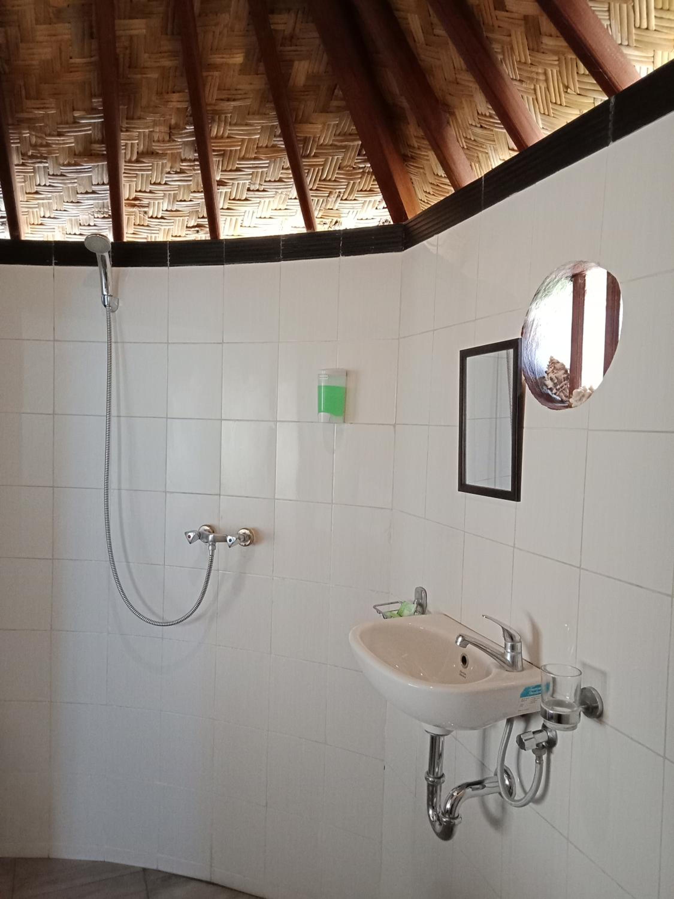 Standard Twin Room with Sea View - Photo 5