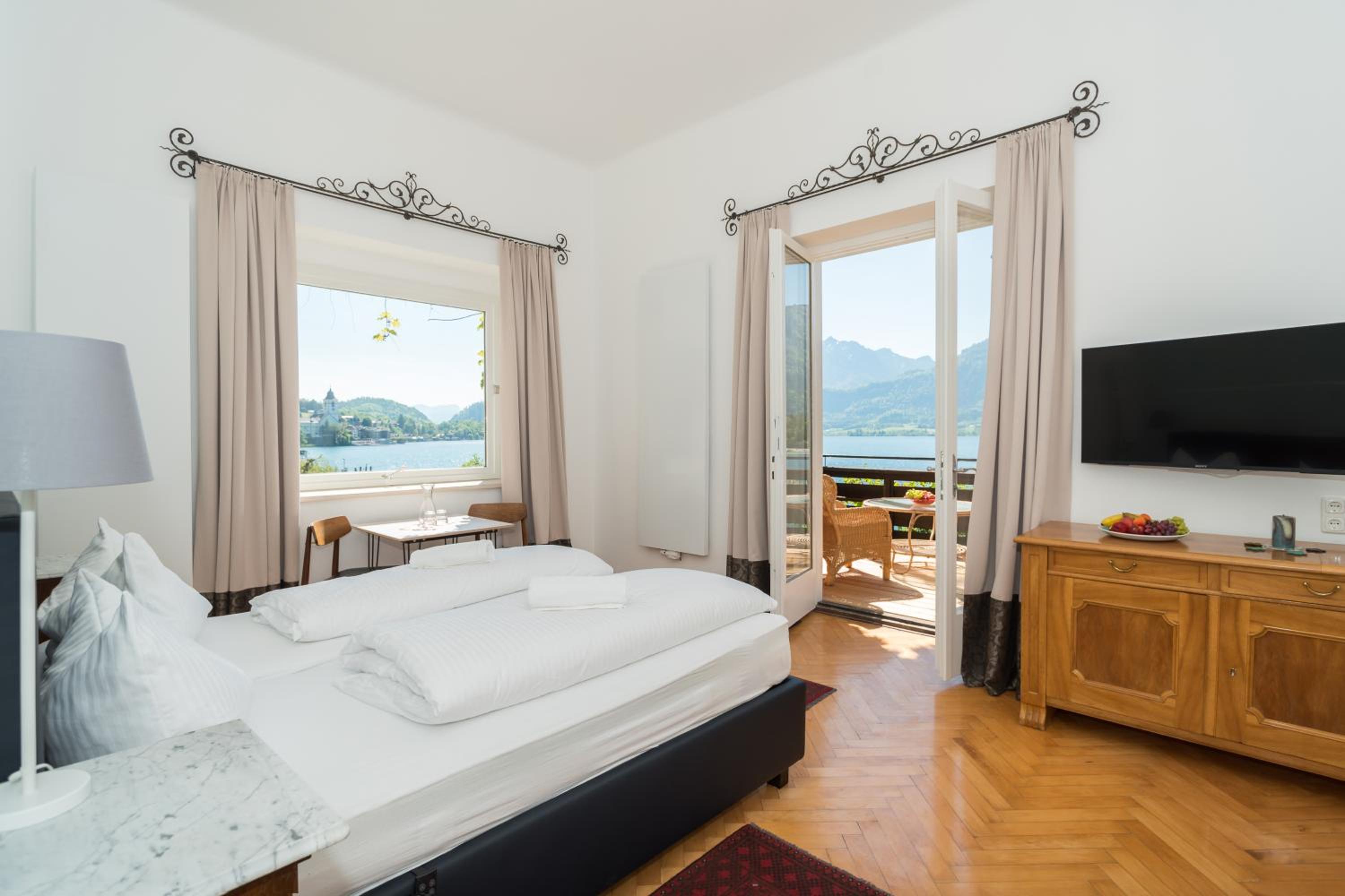 Apartment with Lake View