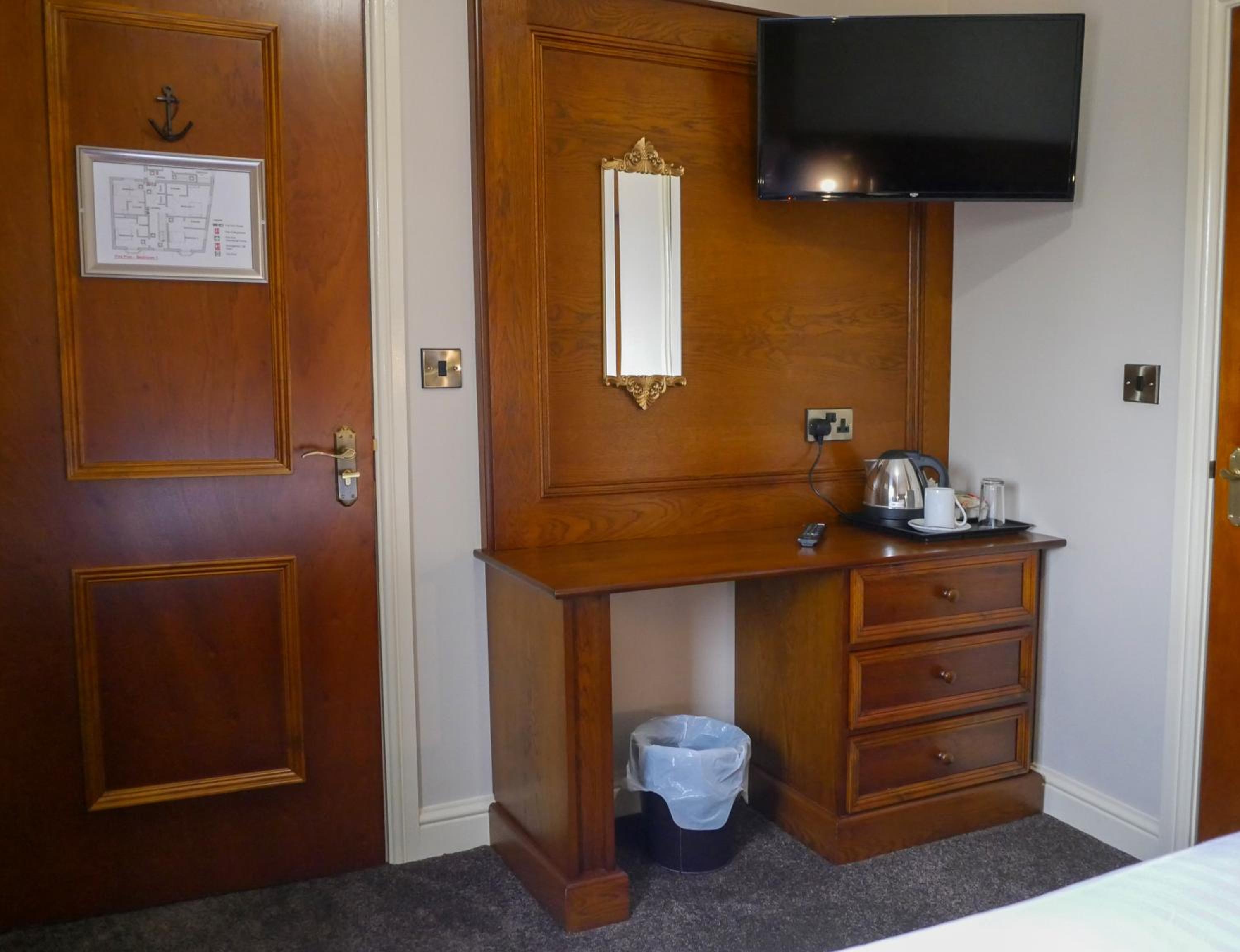 Deluxe Double Room with Shower - Photo 5