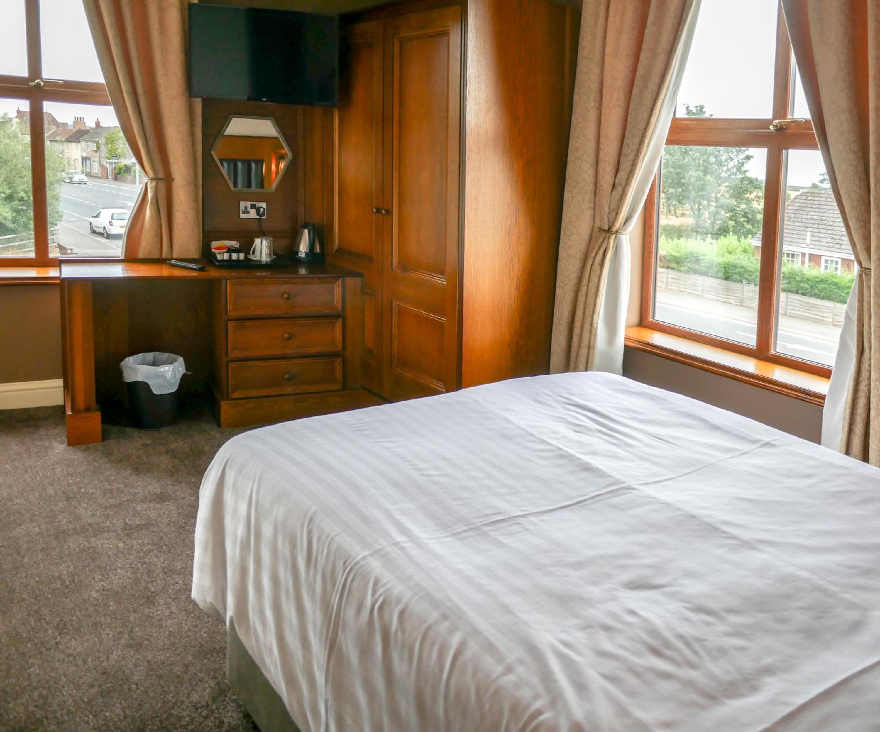 Deluxe Double Room with Shower - Photo 8