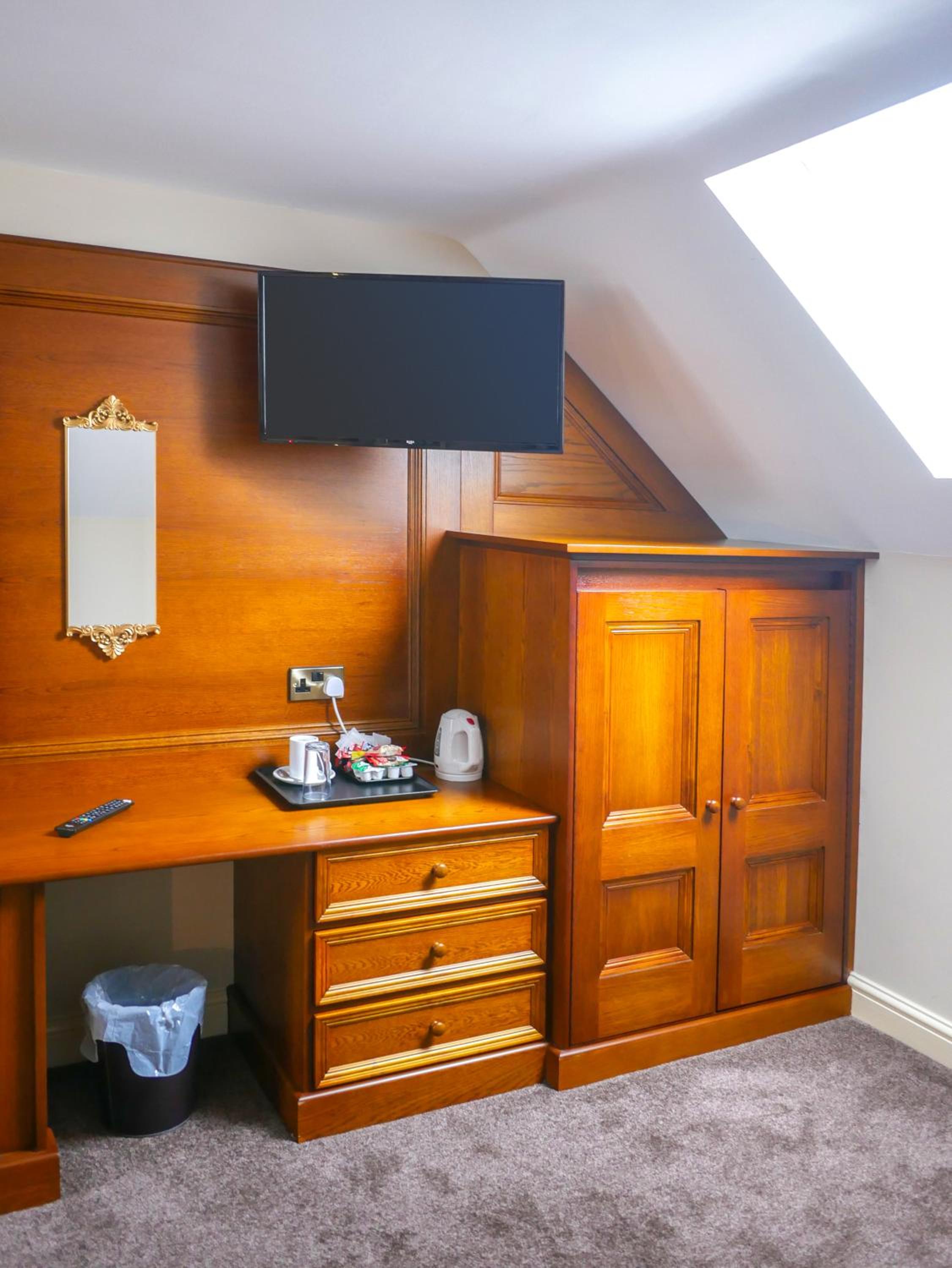 Deluxe Double Room with Shower - Photo 9