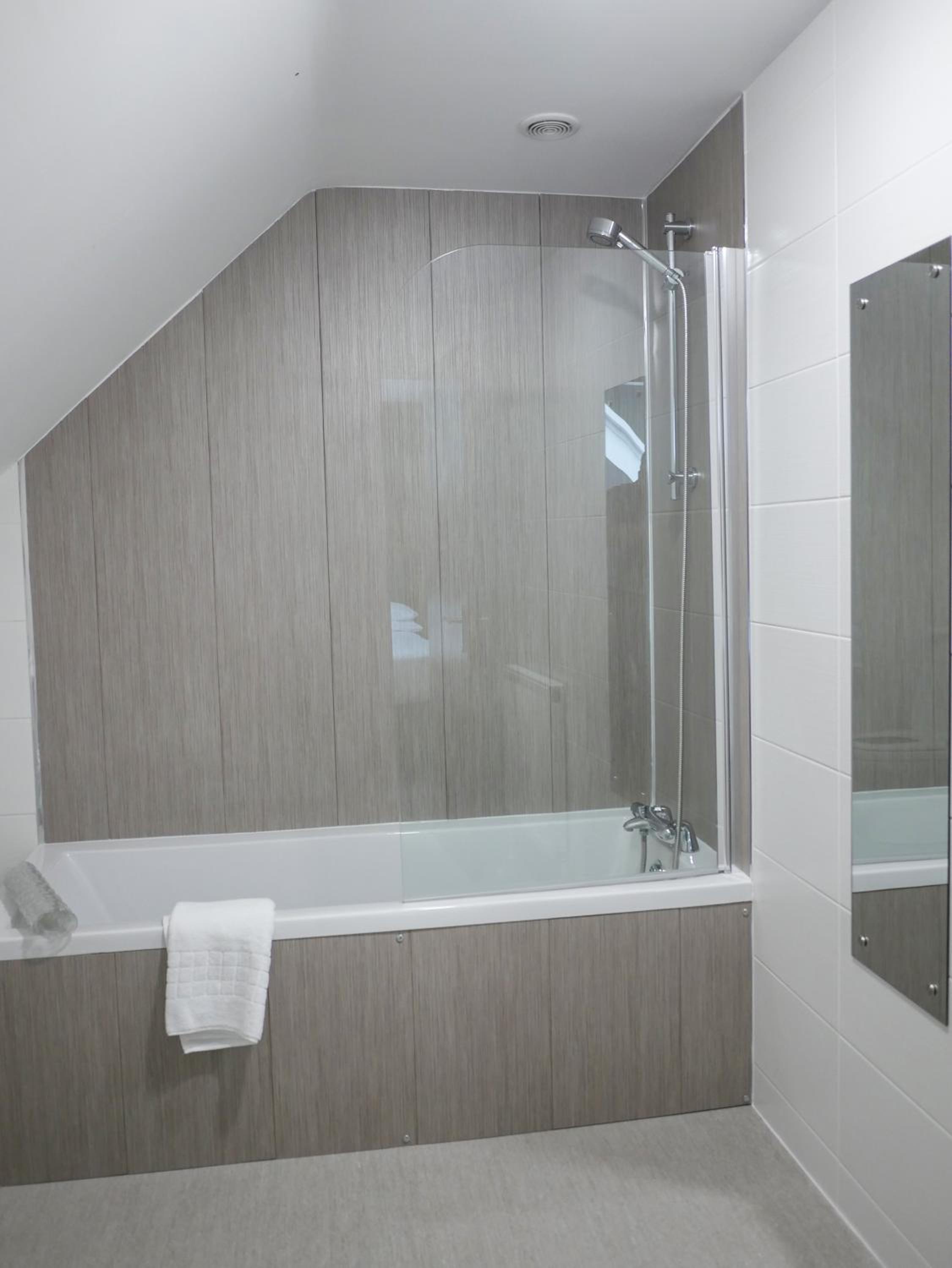 Deluxe Double Room with Shower - Photo 10