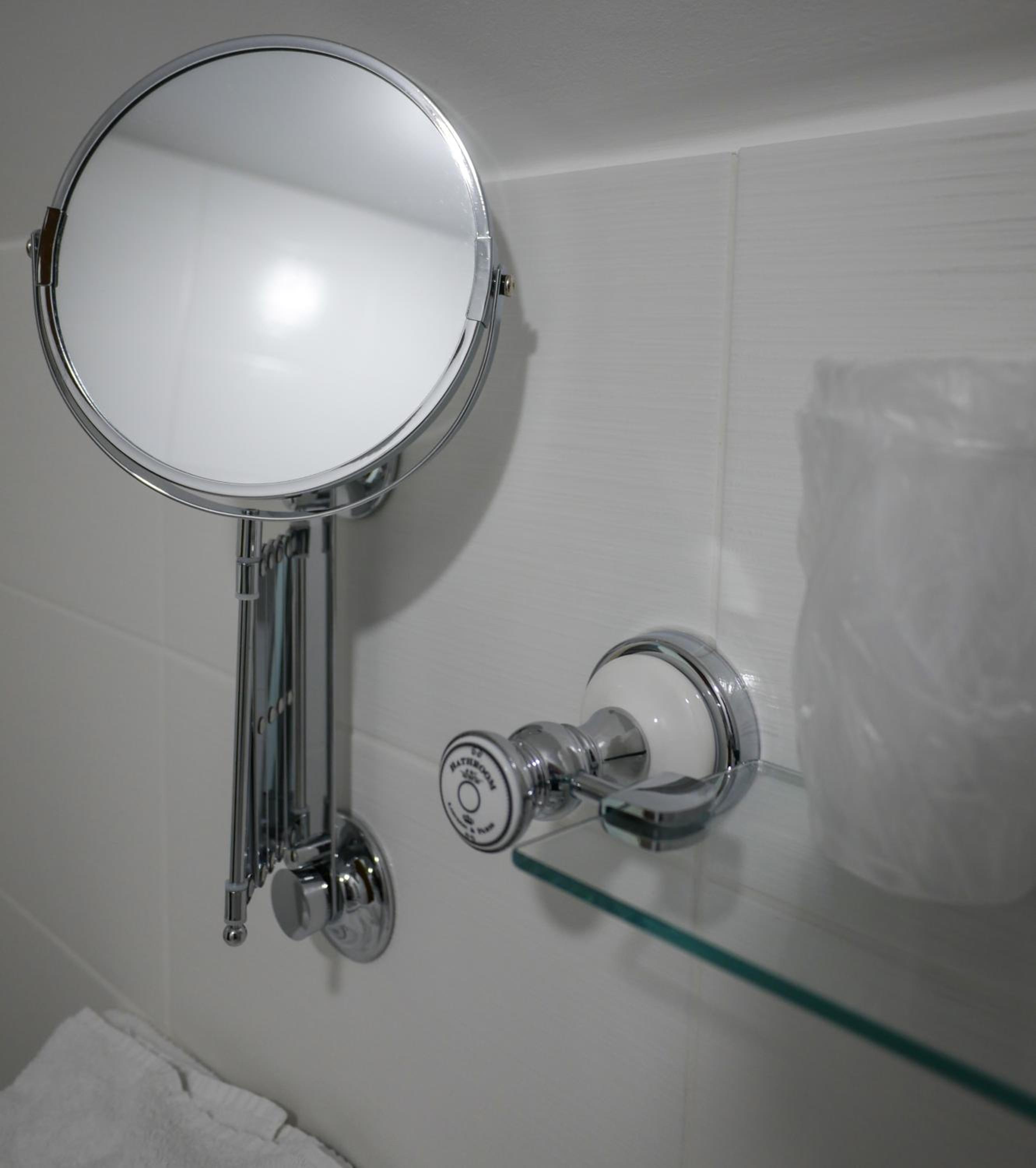 Deluxe Double Room with Shower - Photo 12
