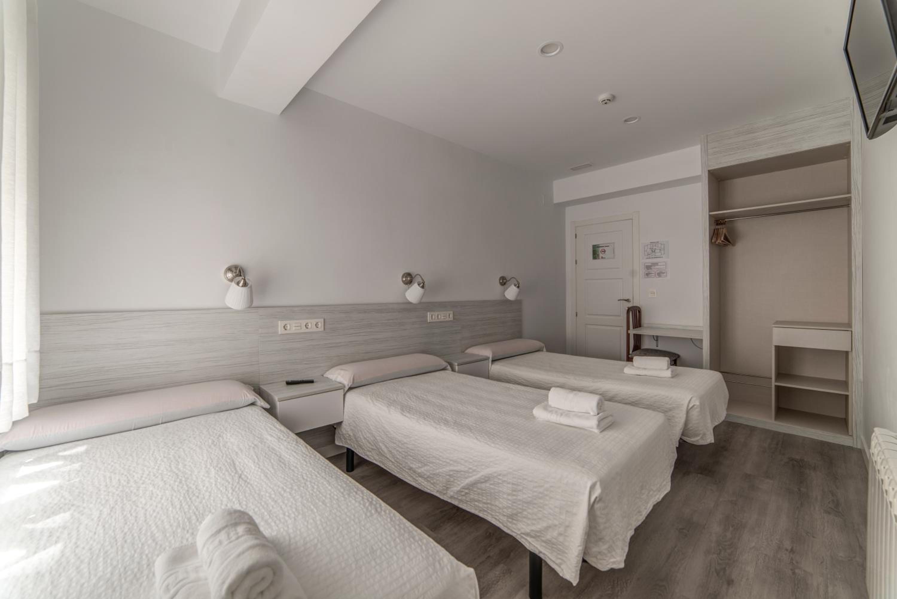 Triple Room with Bathroom - Photo 3