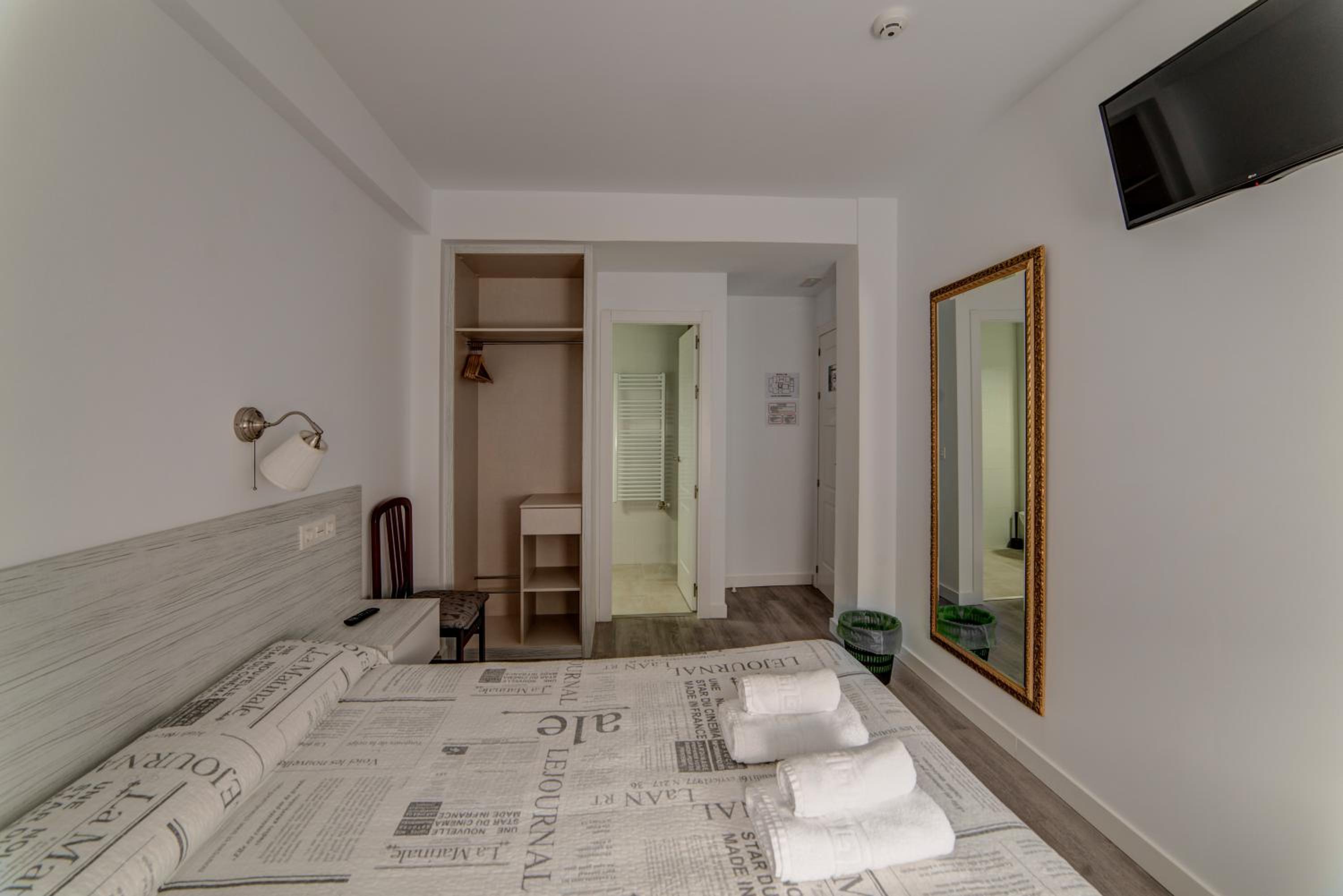 Double Room with One Double Bed - Photo 8