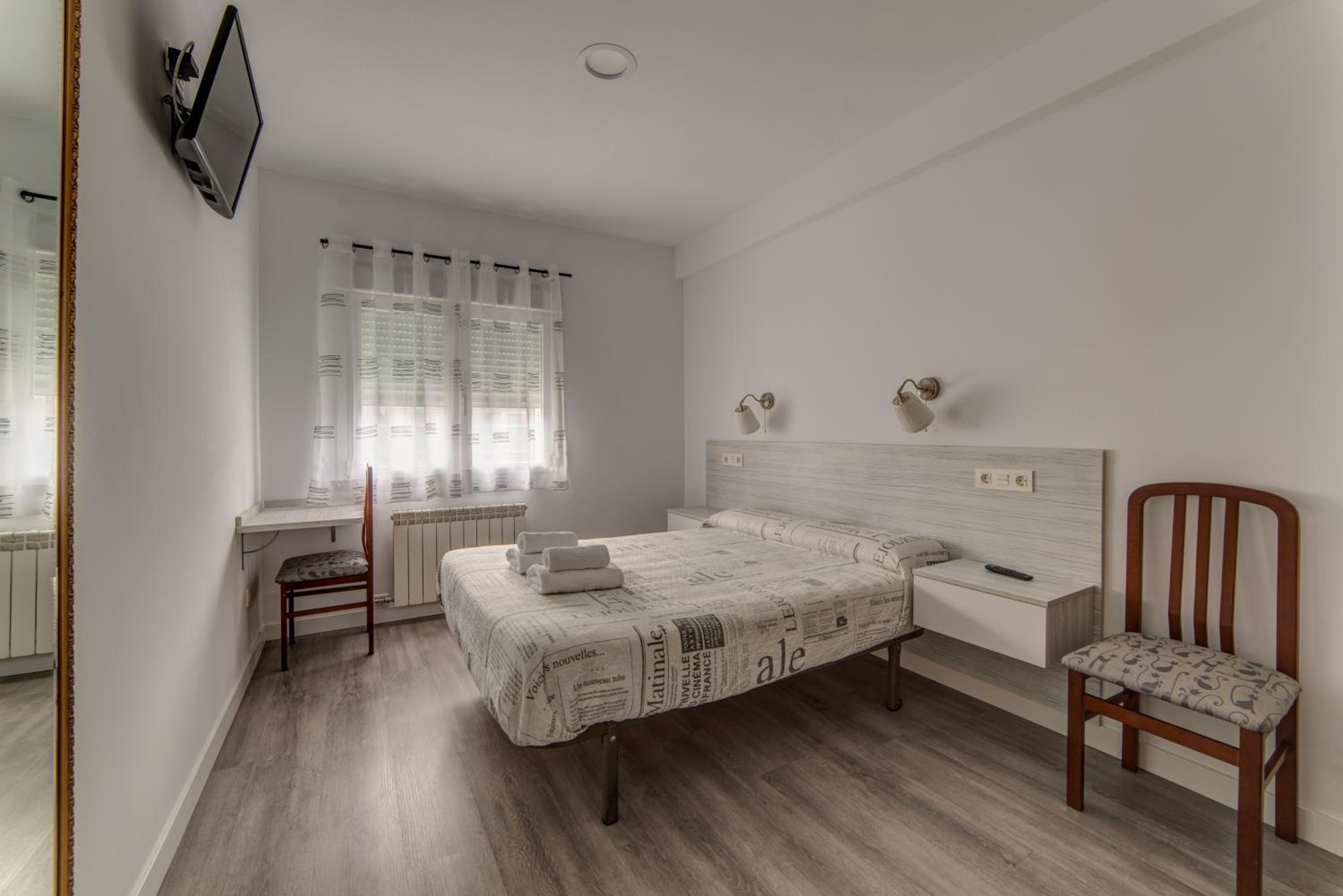 Double Room with One Double Bed - Photo 9