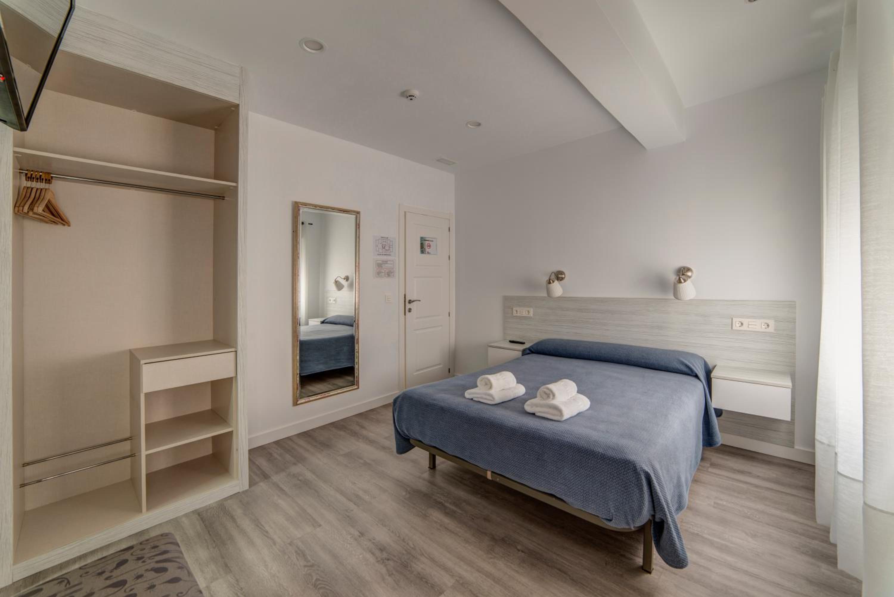 Double Room with One Double Bed - Photo 10
