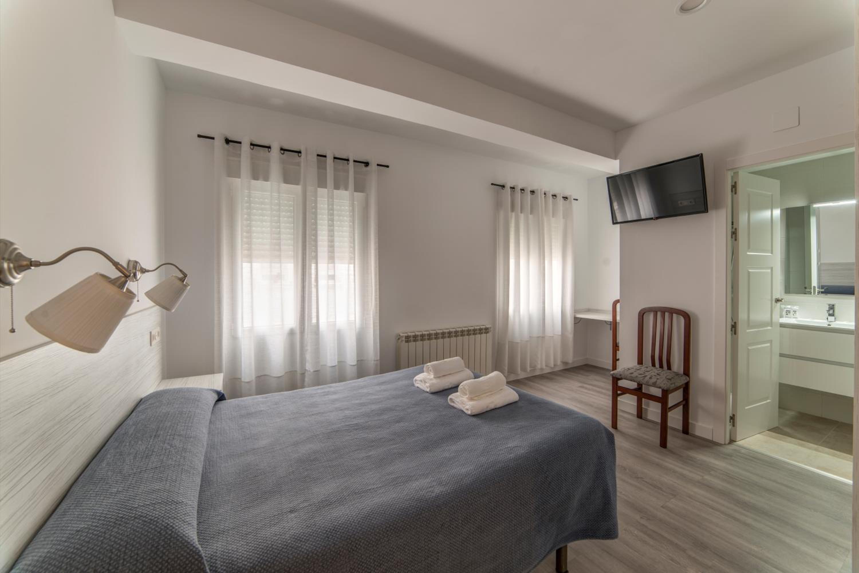 Double Room with One Double Bed - Photo 13