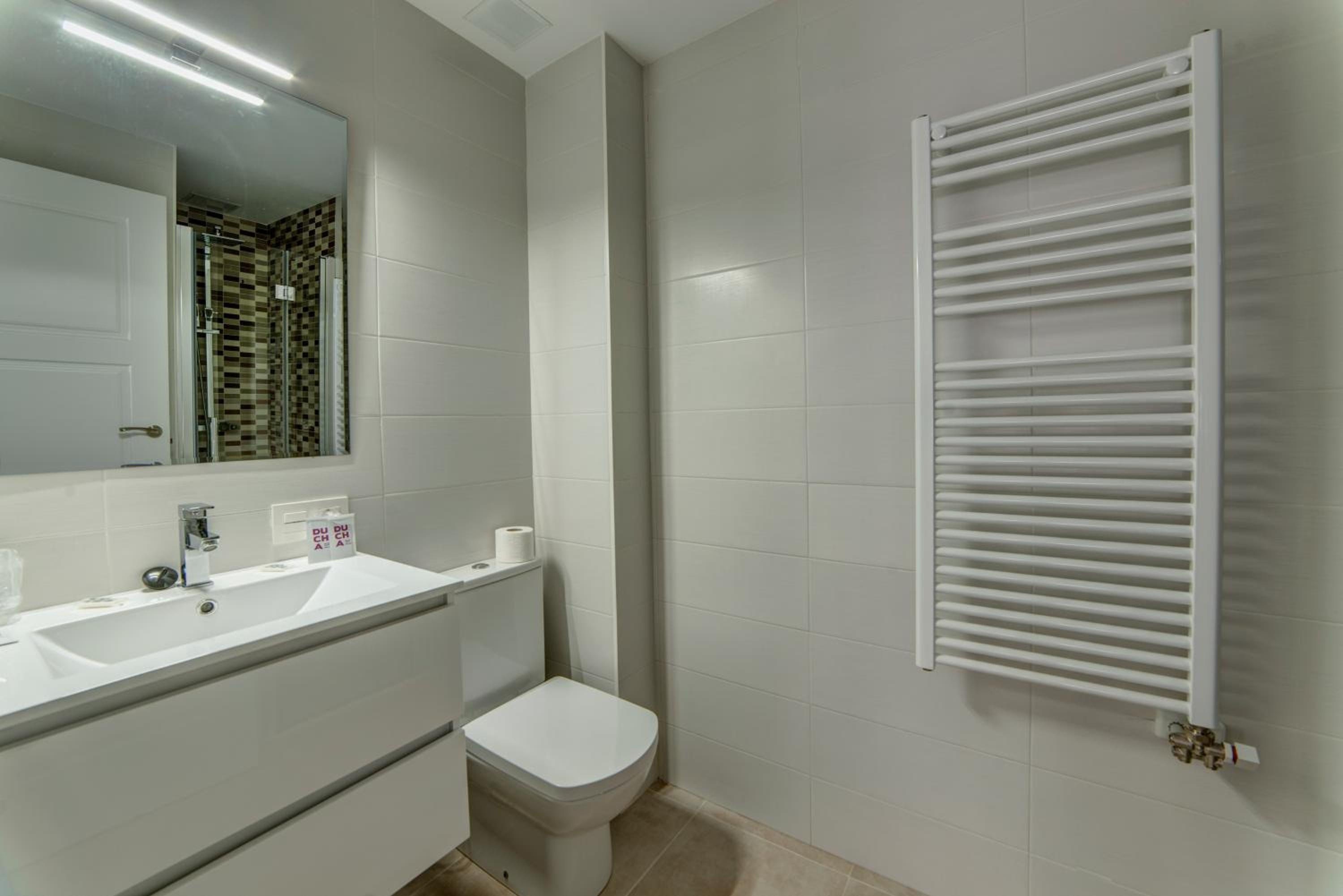 Double Room with One Double Bed - Photo 11