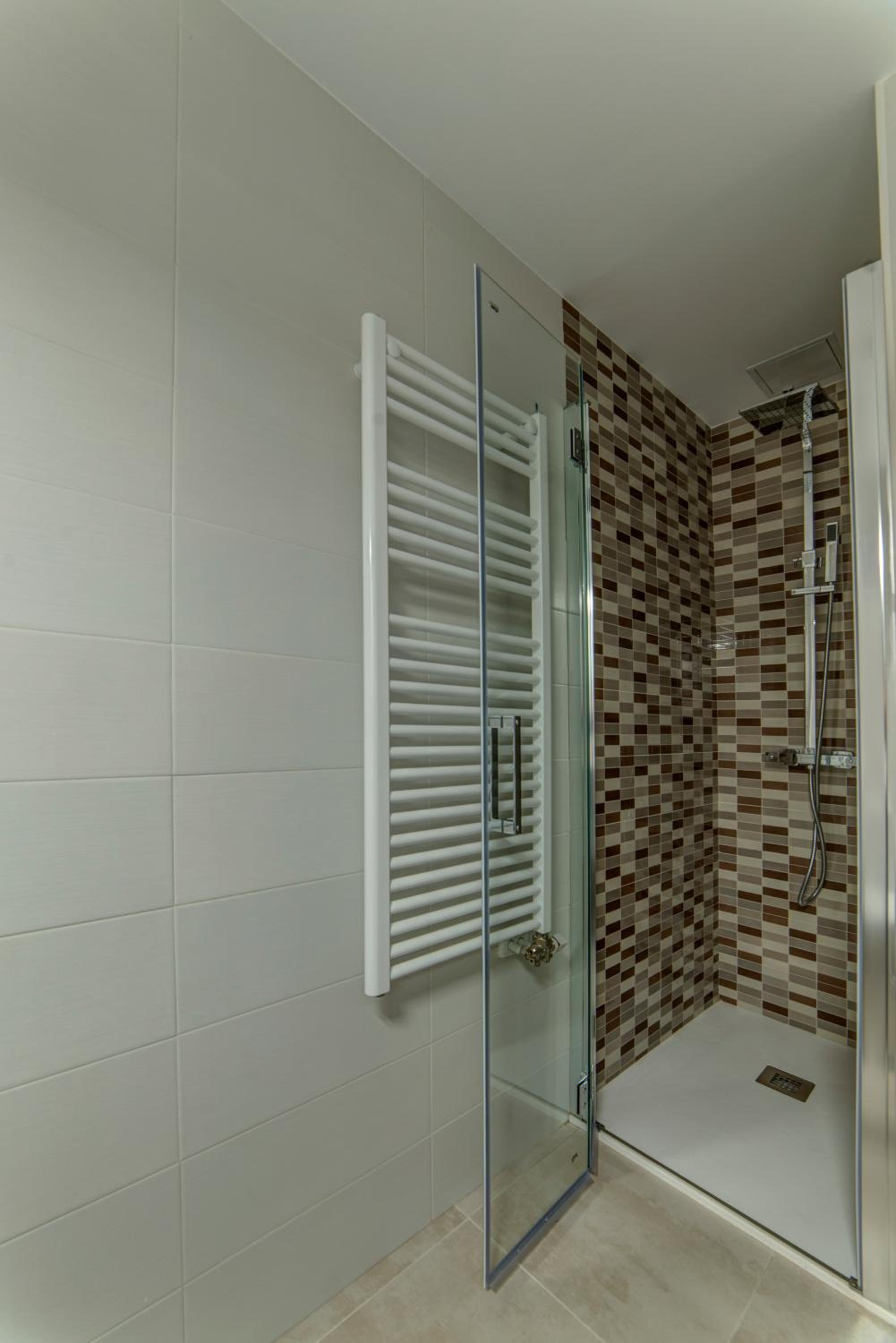 Double Room with One Double Bed - Photo 15