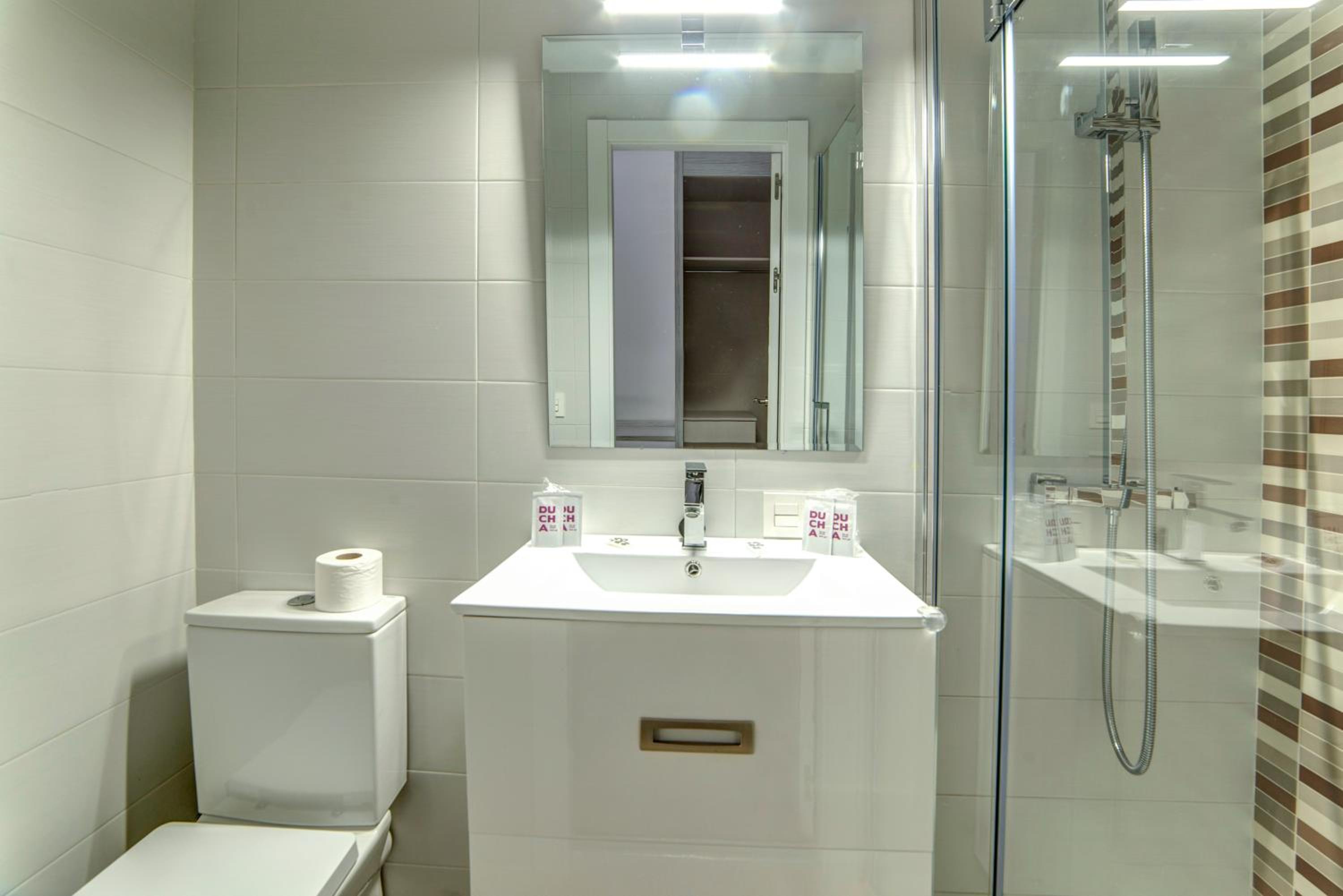 Twin Room - Photo 8