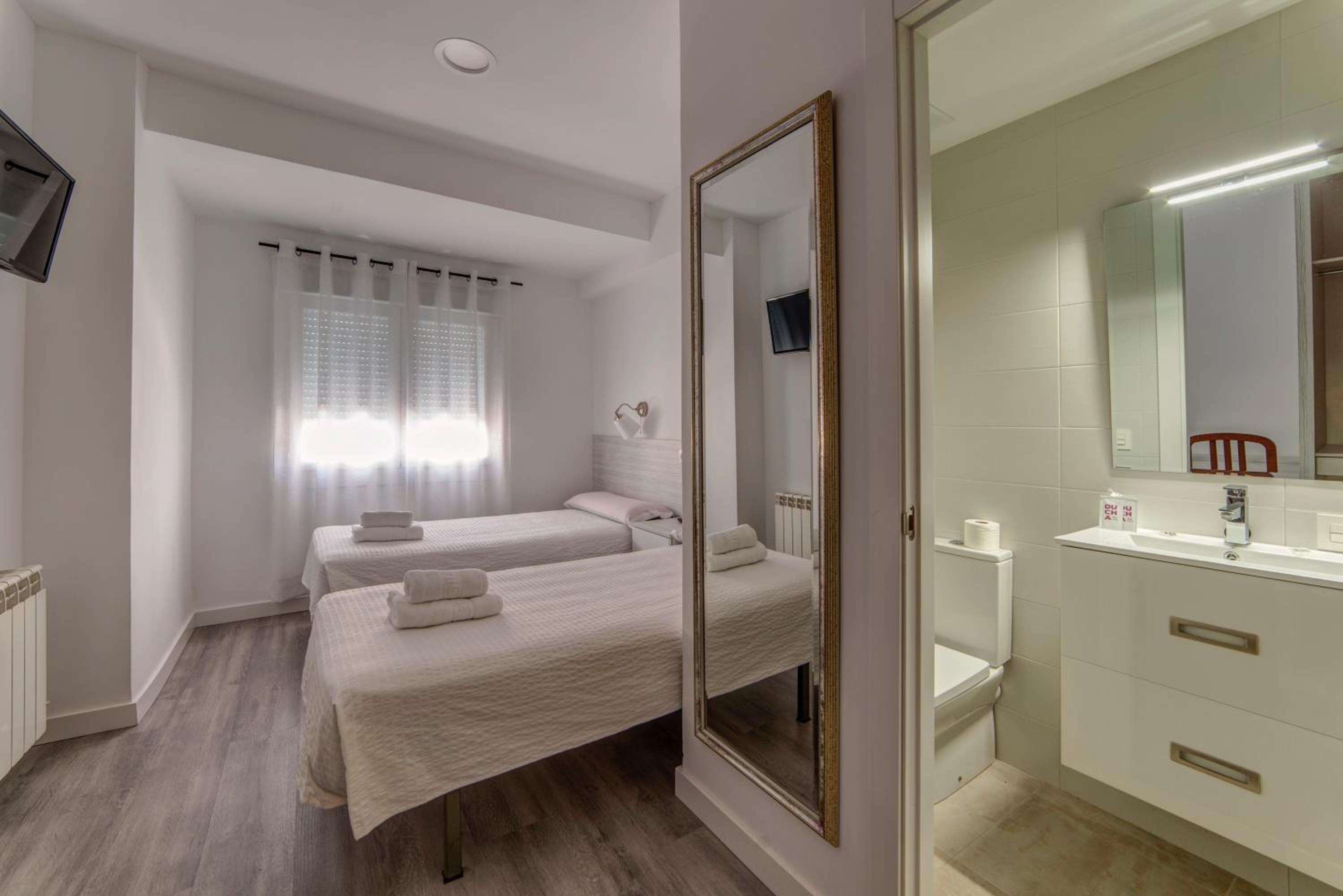 Twin Room - Photo 9