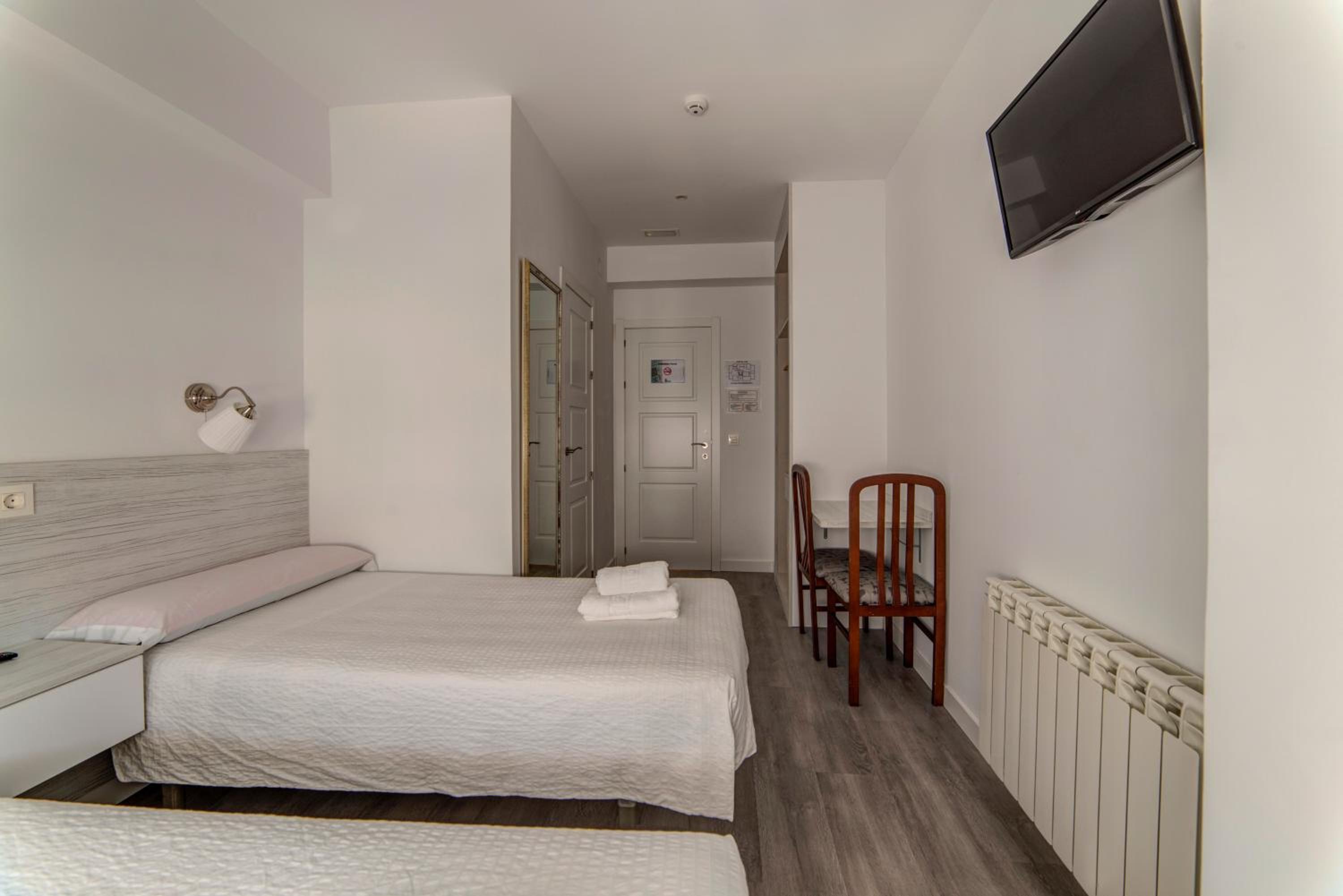 Twin Room - Photo 6
