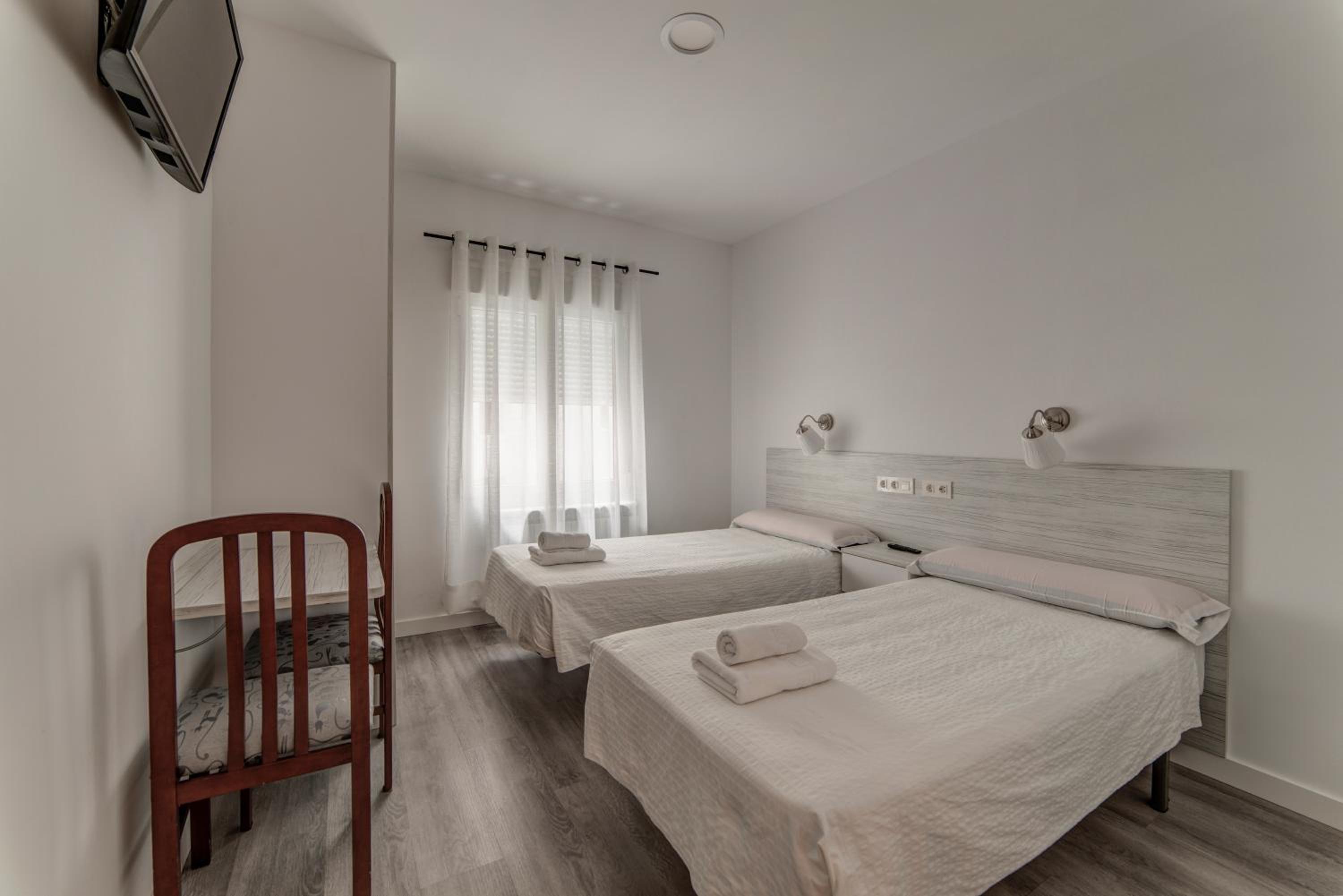 Twin Room - Photo 5
