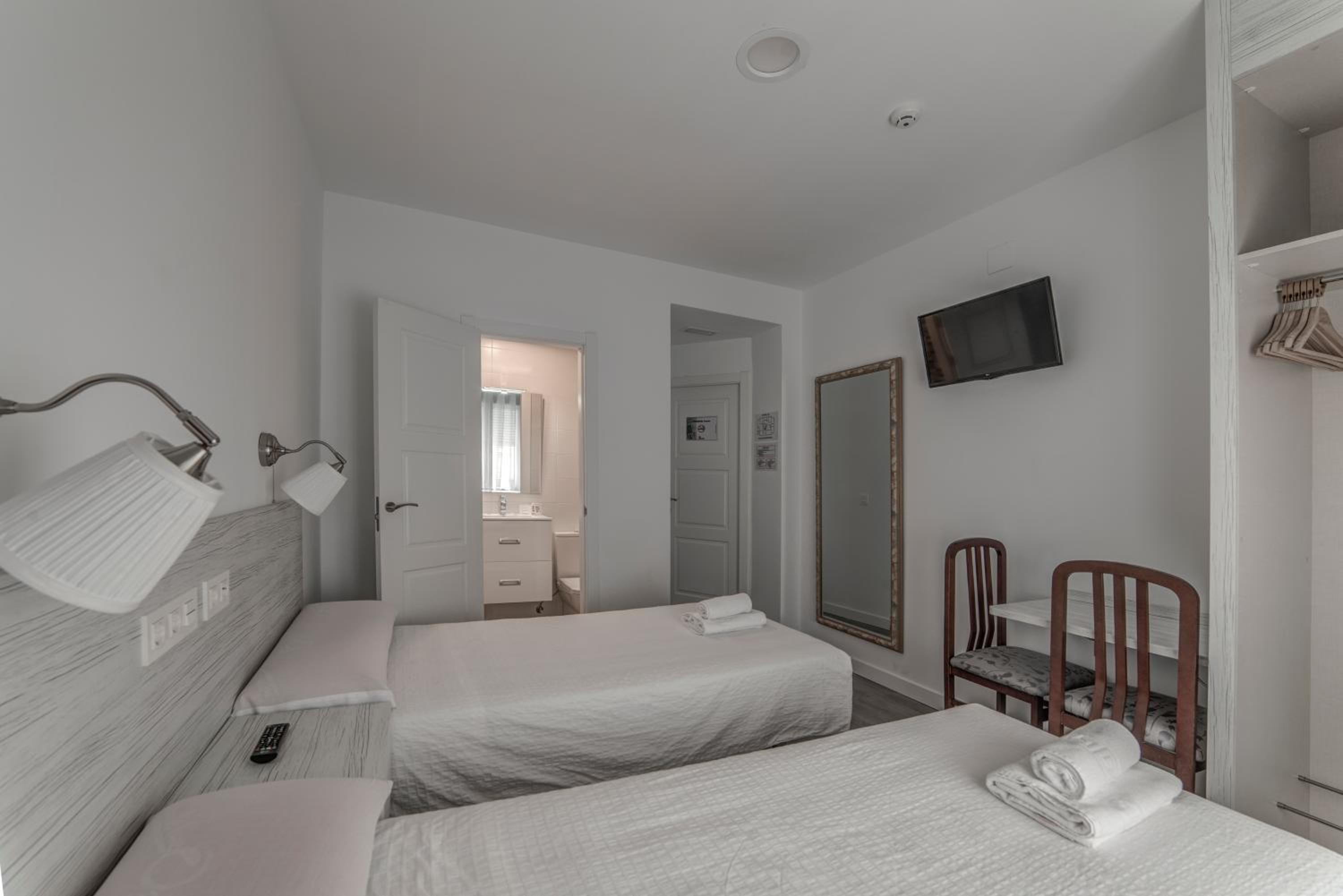 Twin Room - Photo 3