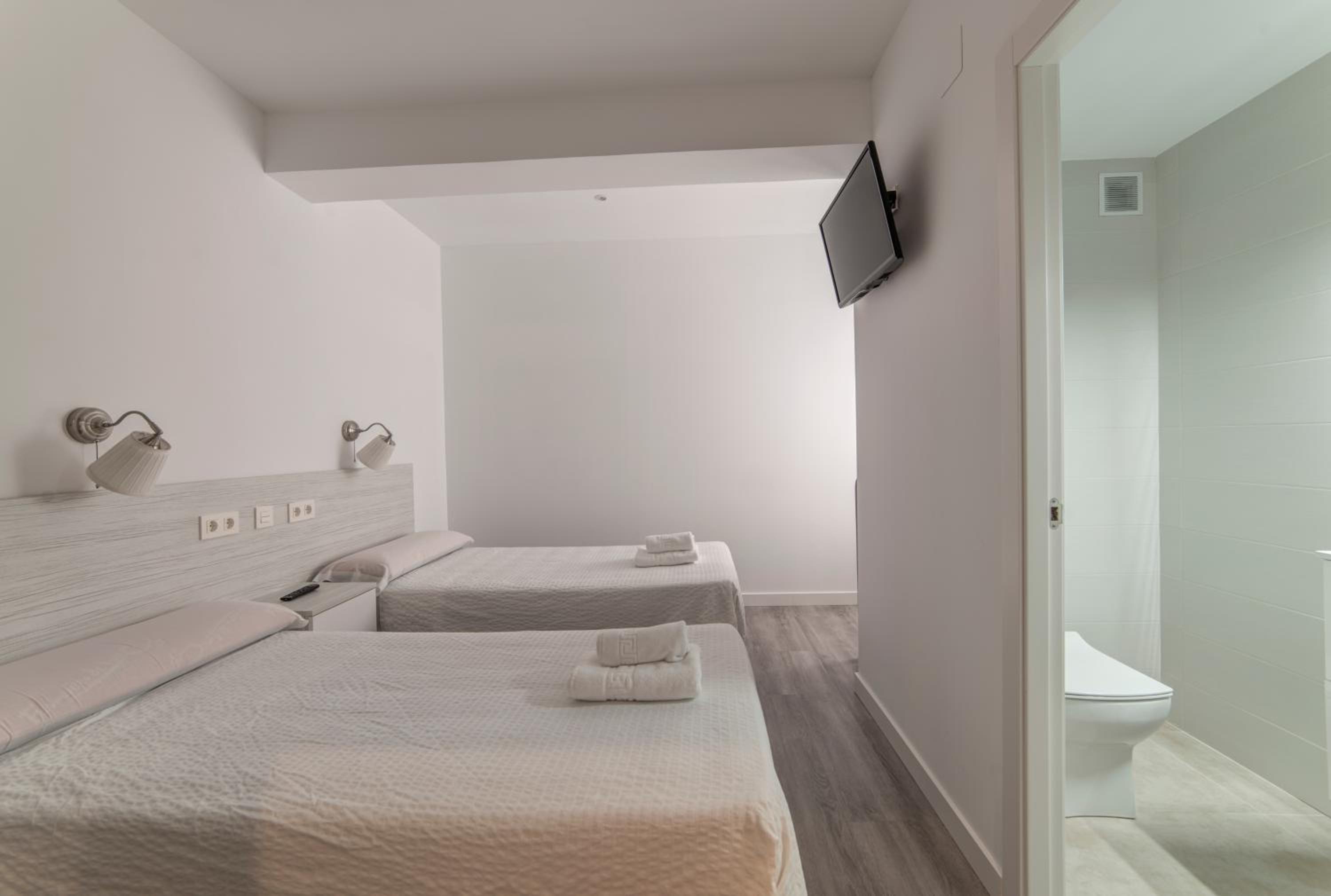 Twin Room - Photo 14