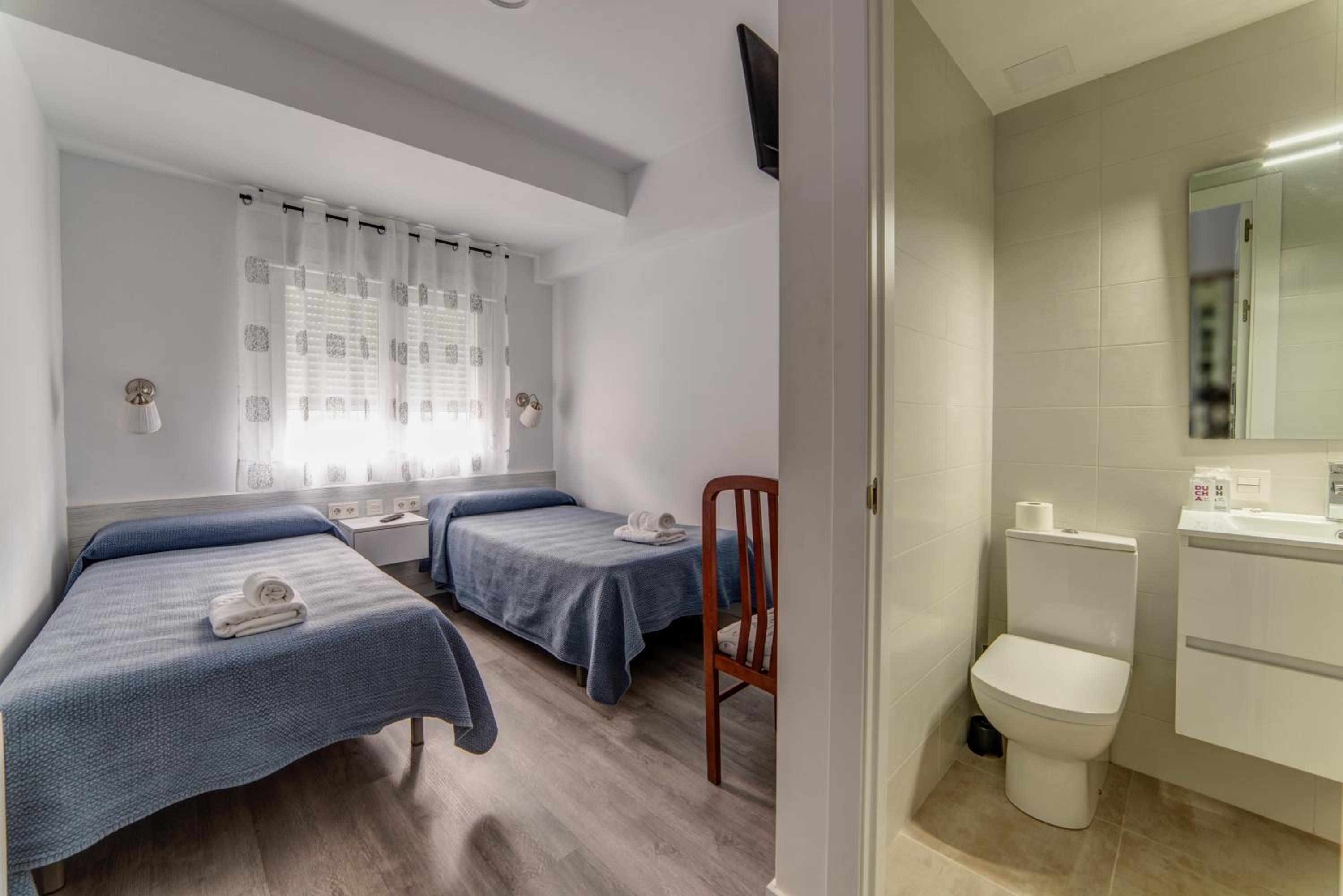 Twin Room - Photo 13