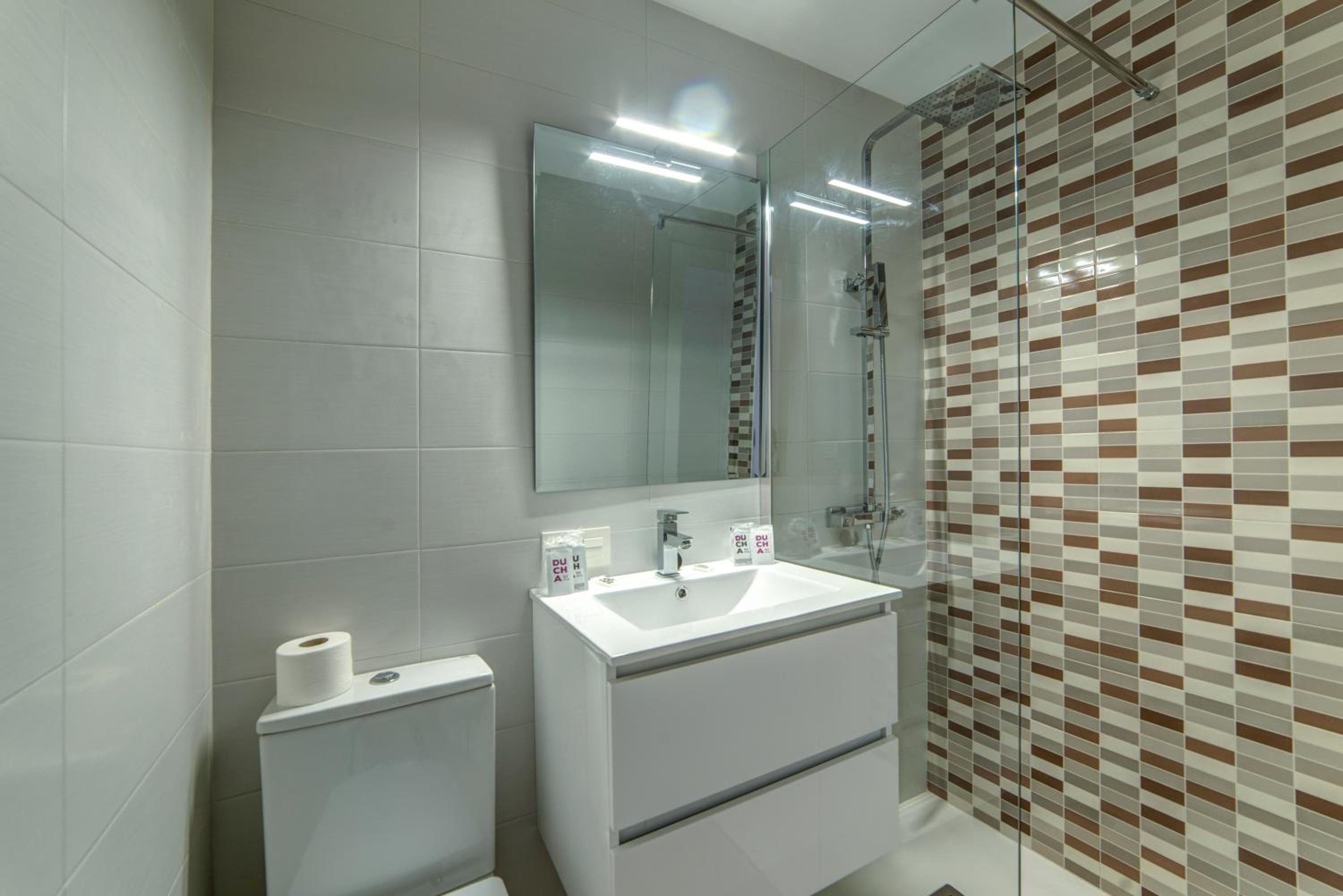 Twin Room - Photo 12