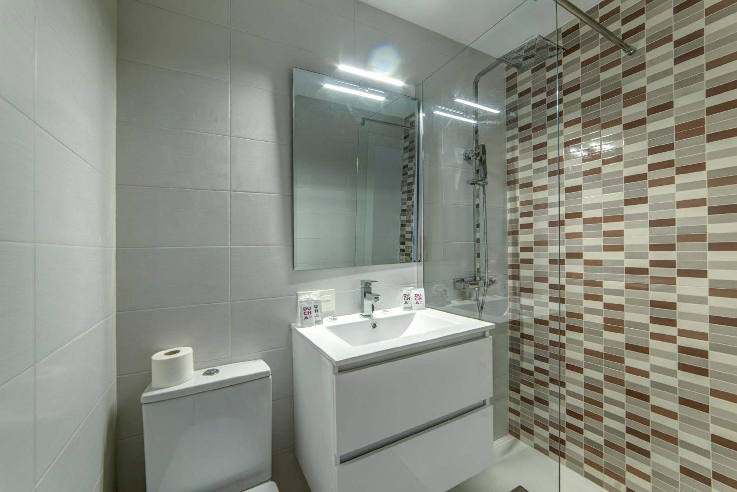 Triple Room with Bathroom - Photo 8