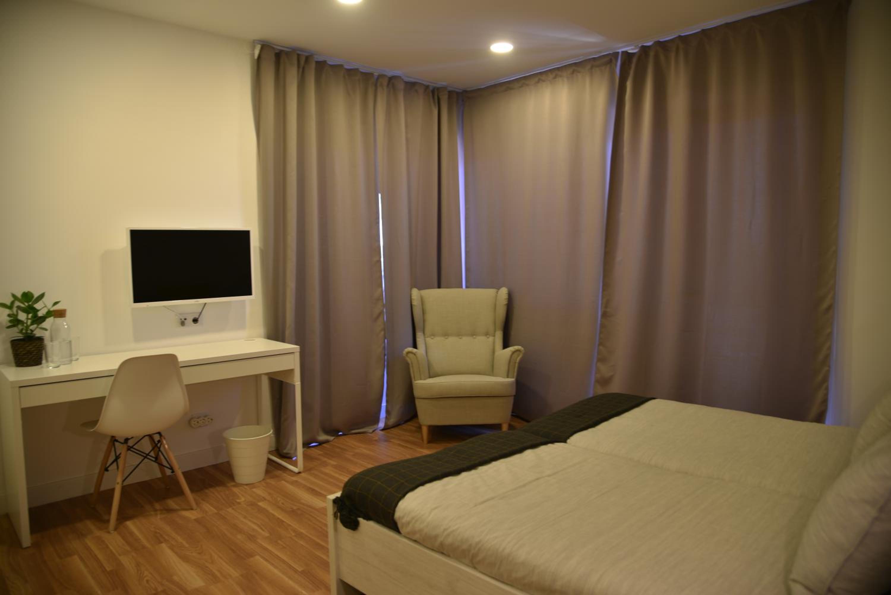 Family Suite with Balcony - Photo 14