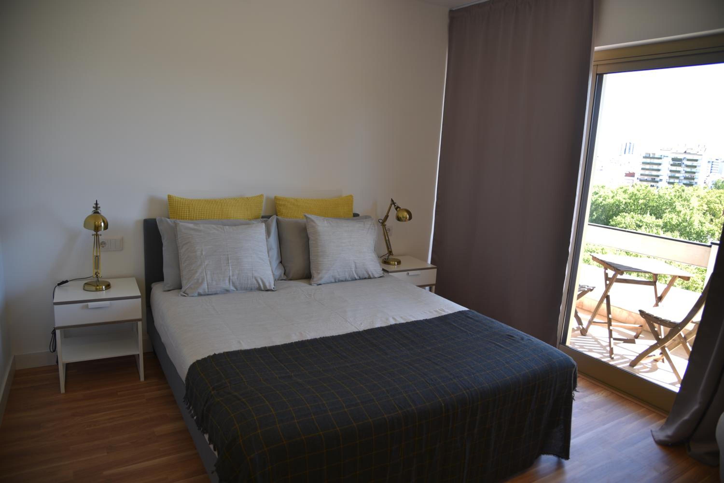 Small Suite with Balcony - Photo 2
