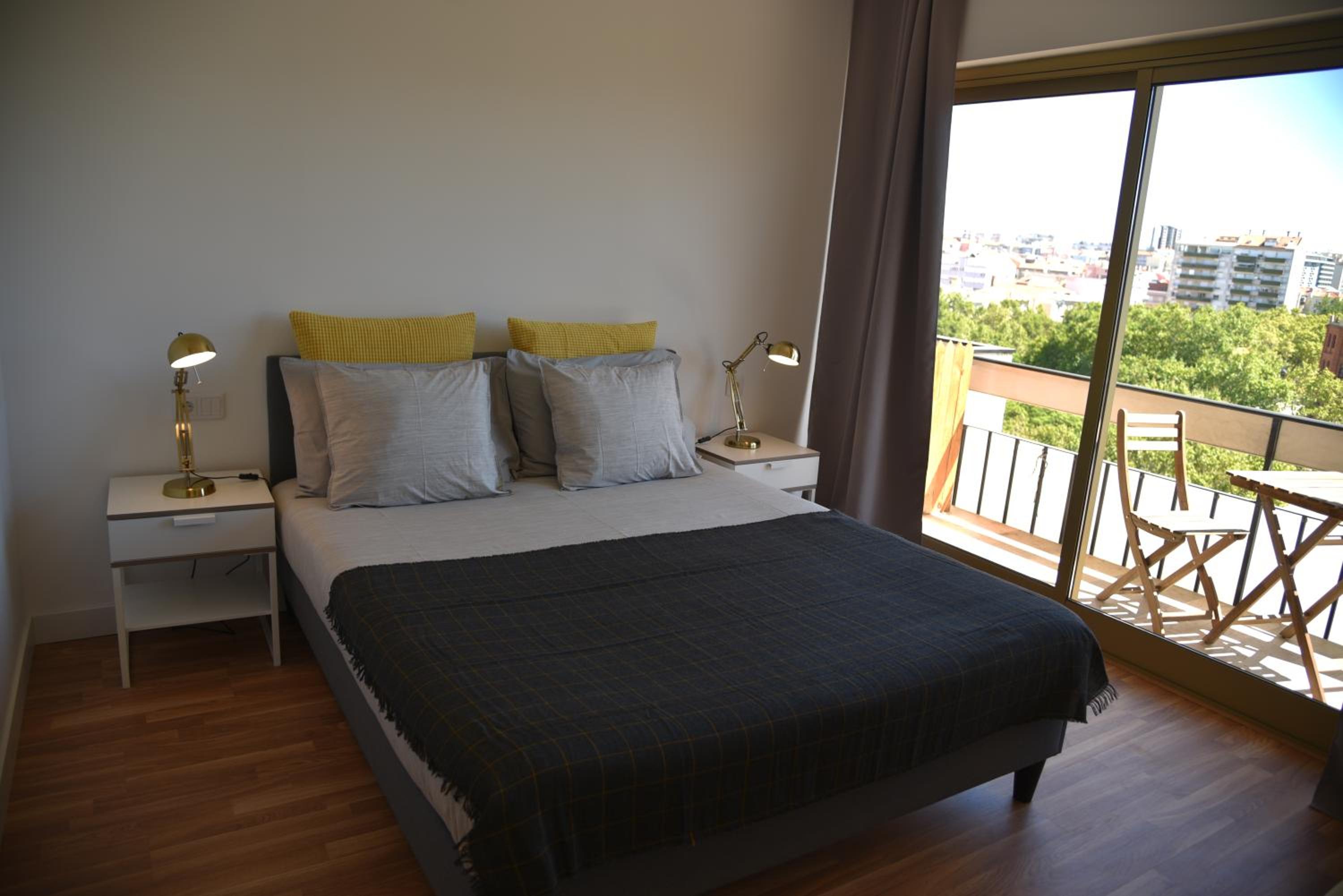Small Suite with Balcony - Photo 7