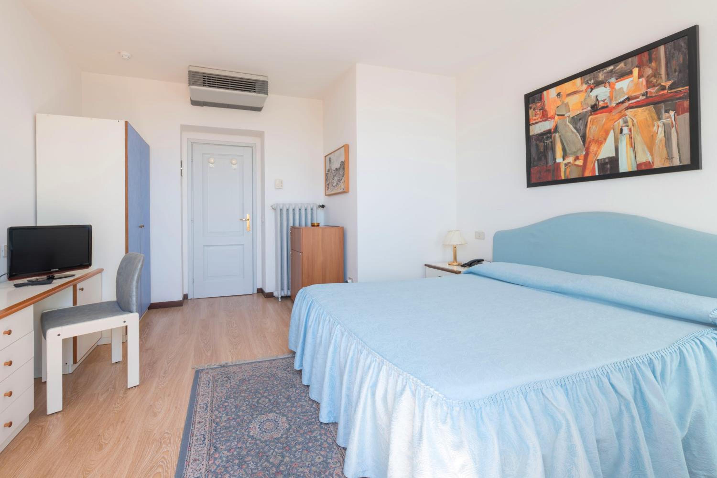 Standard Double or Twin Room photo 3