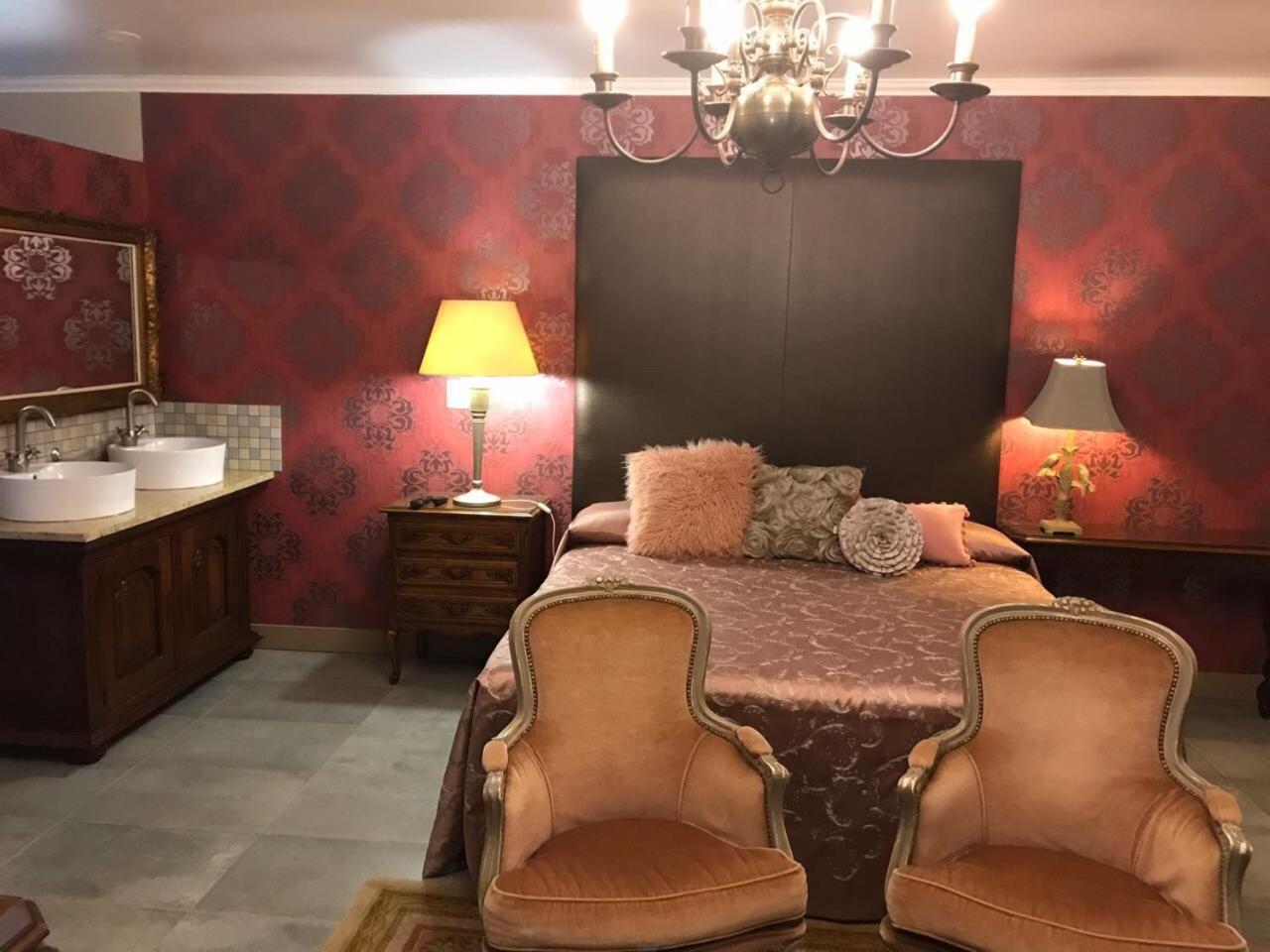 Standard Double Room - Photo 13