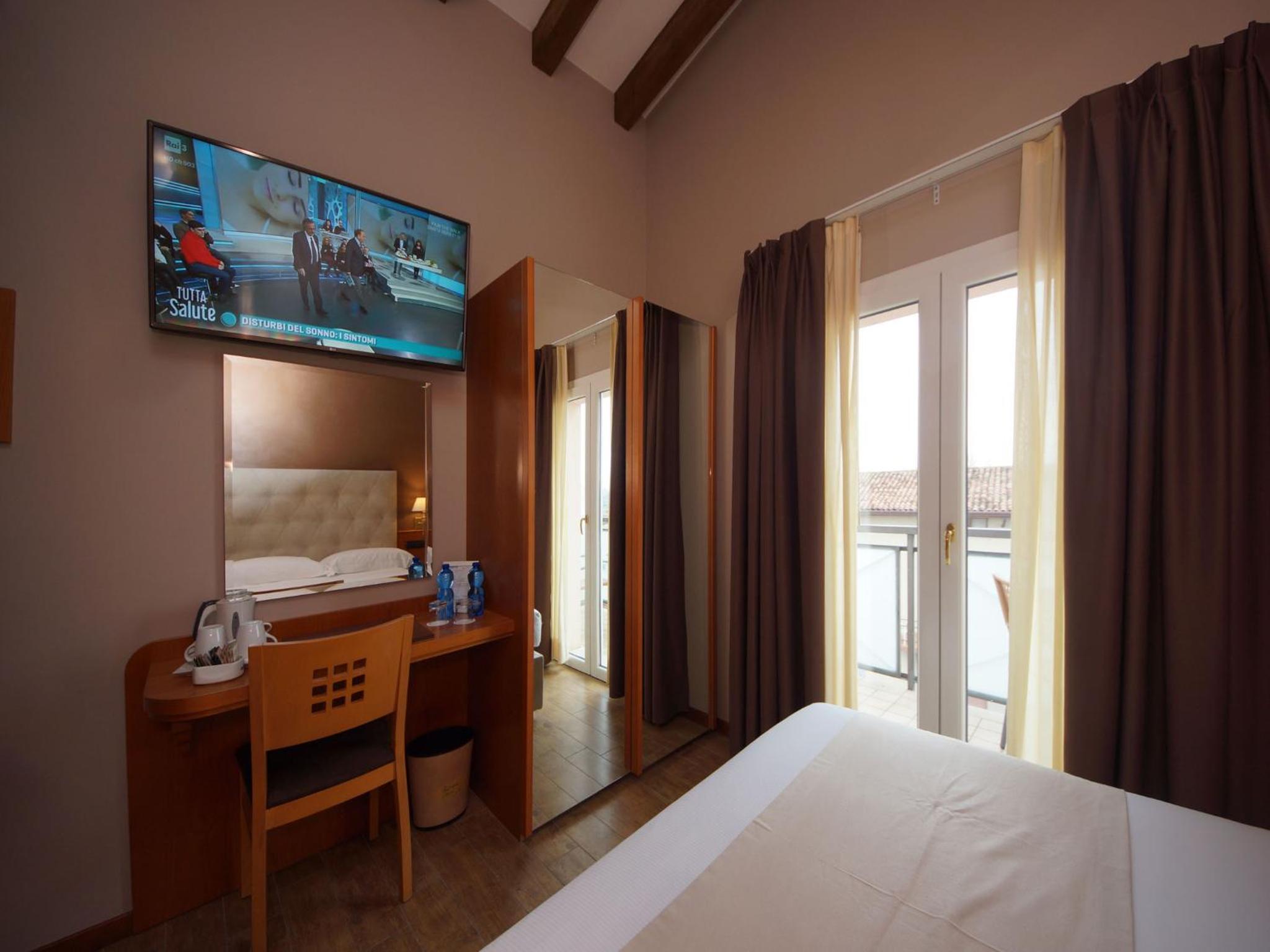 Double Room with Balcony - Photo 1