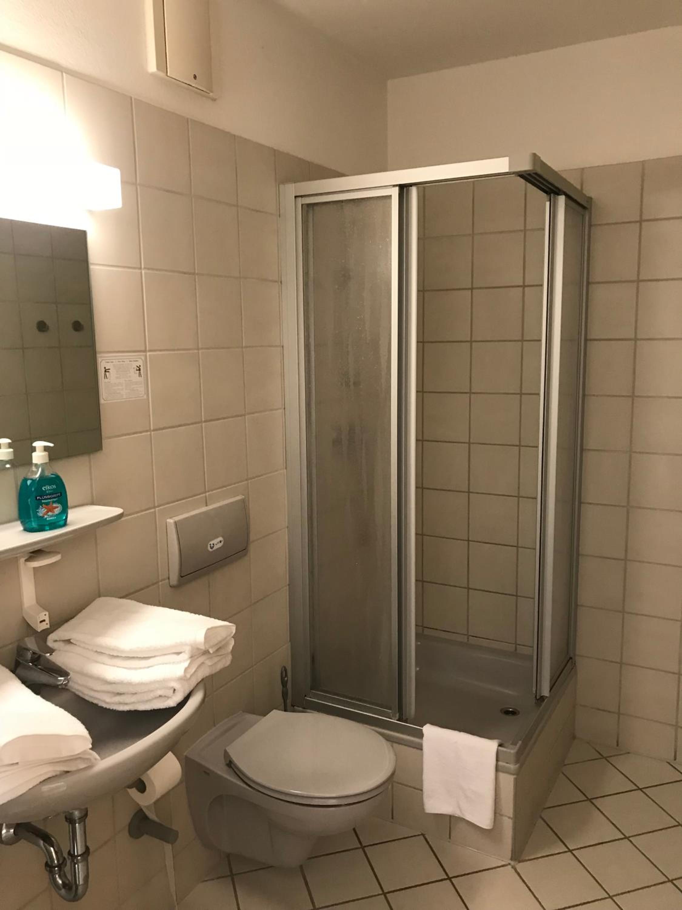 Standard Double Room - Photo 6