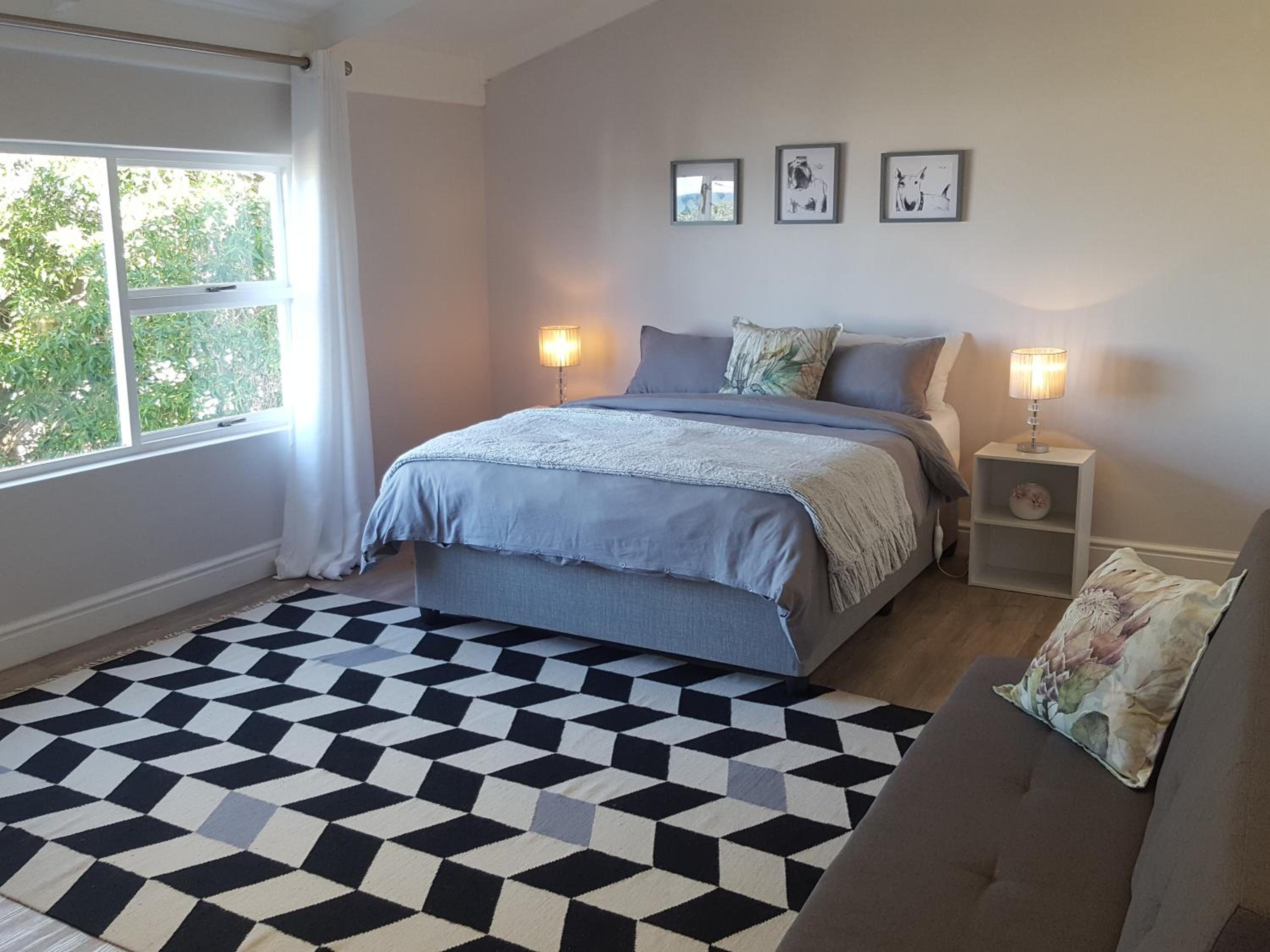 Five-Bedroom House photo 2
