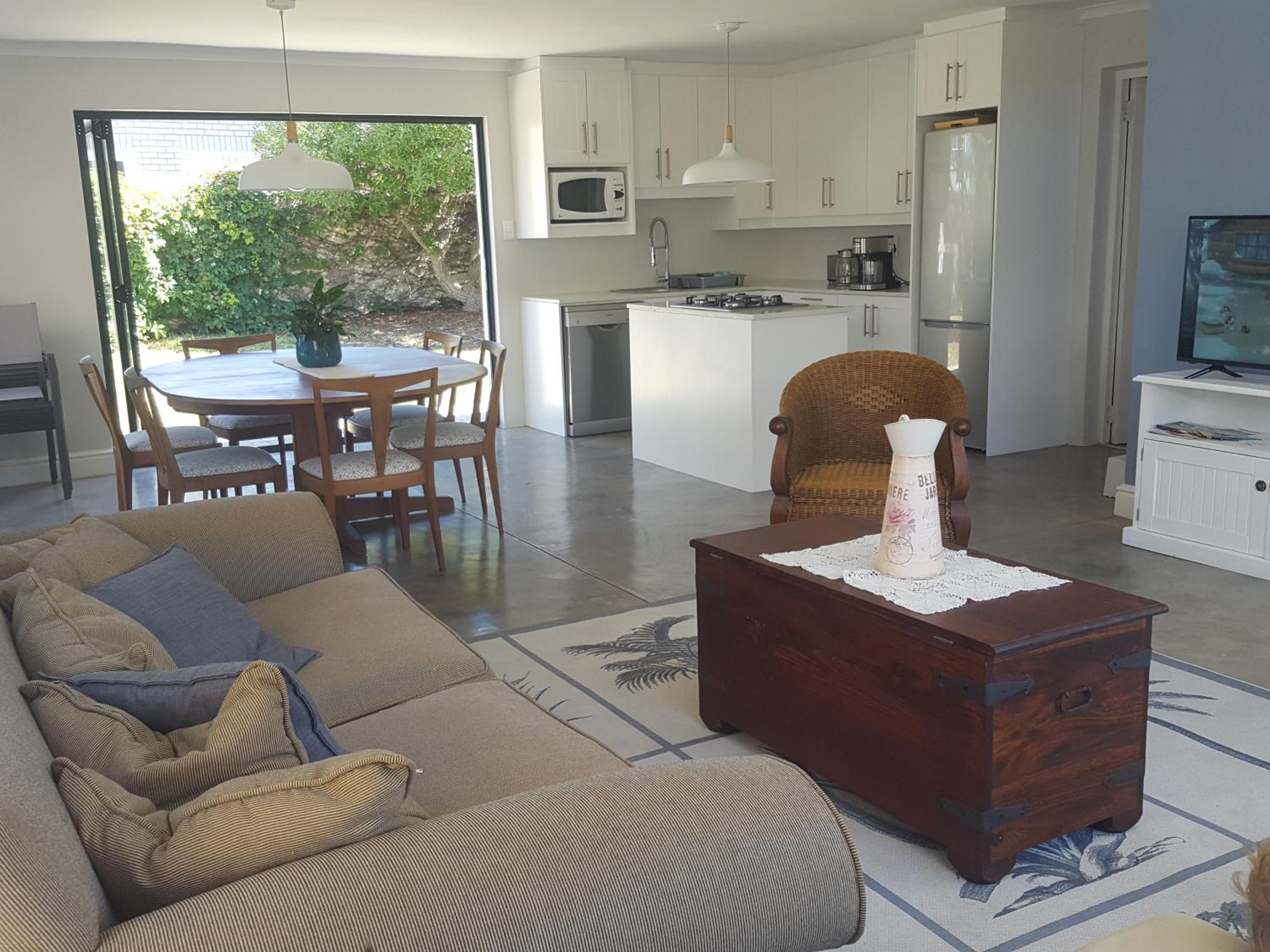 Five-Bedroom House photo 1
