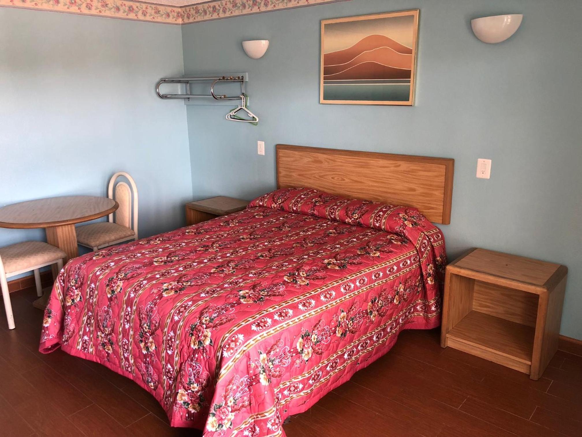 Queen Room photo 2