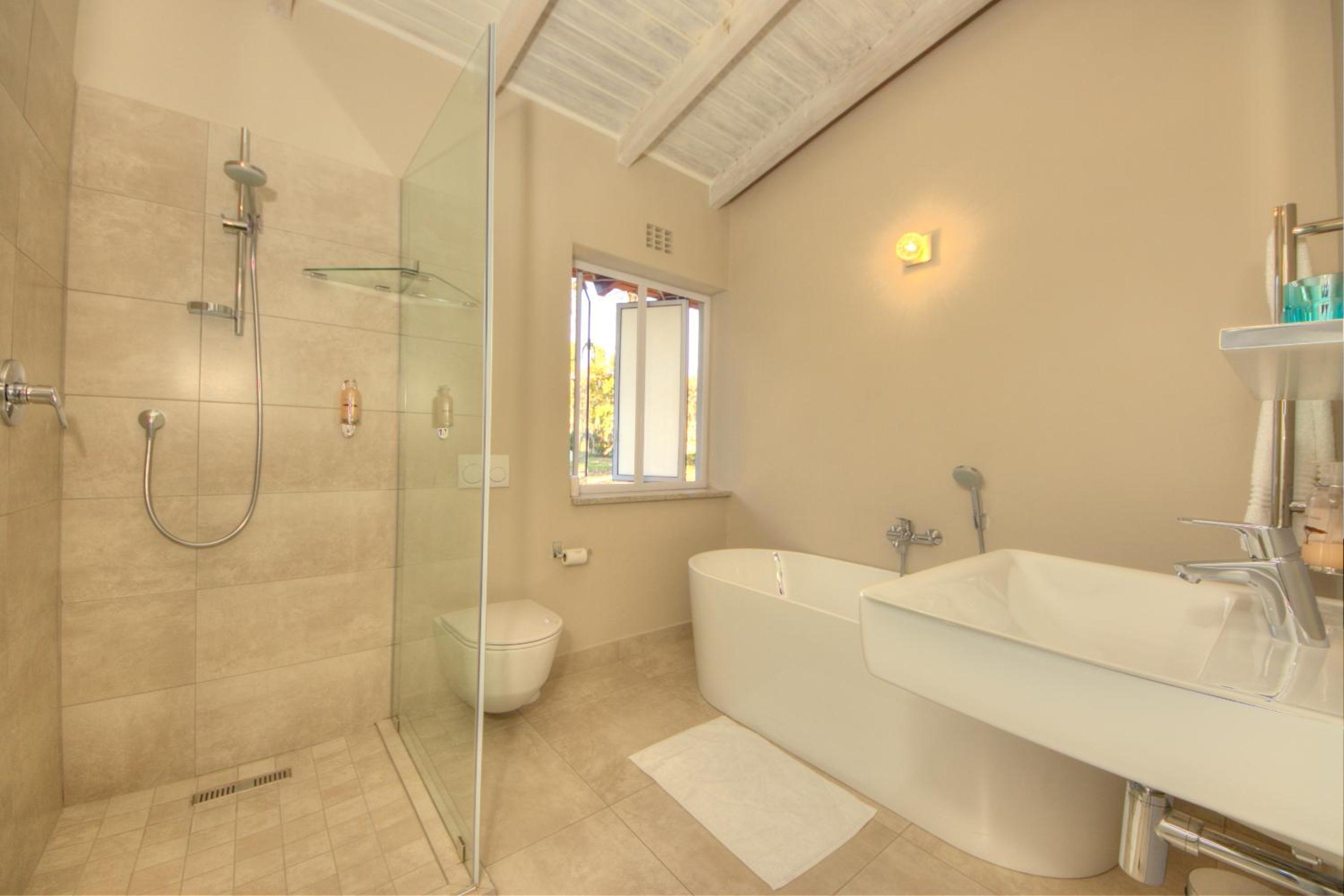 Deluxe Double Room (2 Adults + 1 Child) photo 3