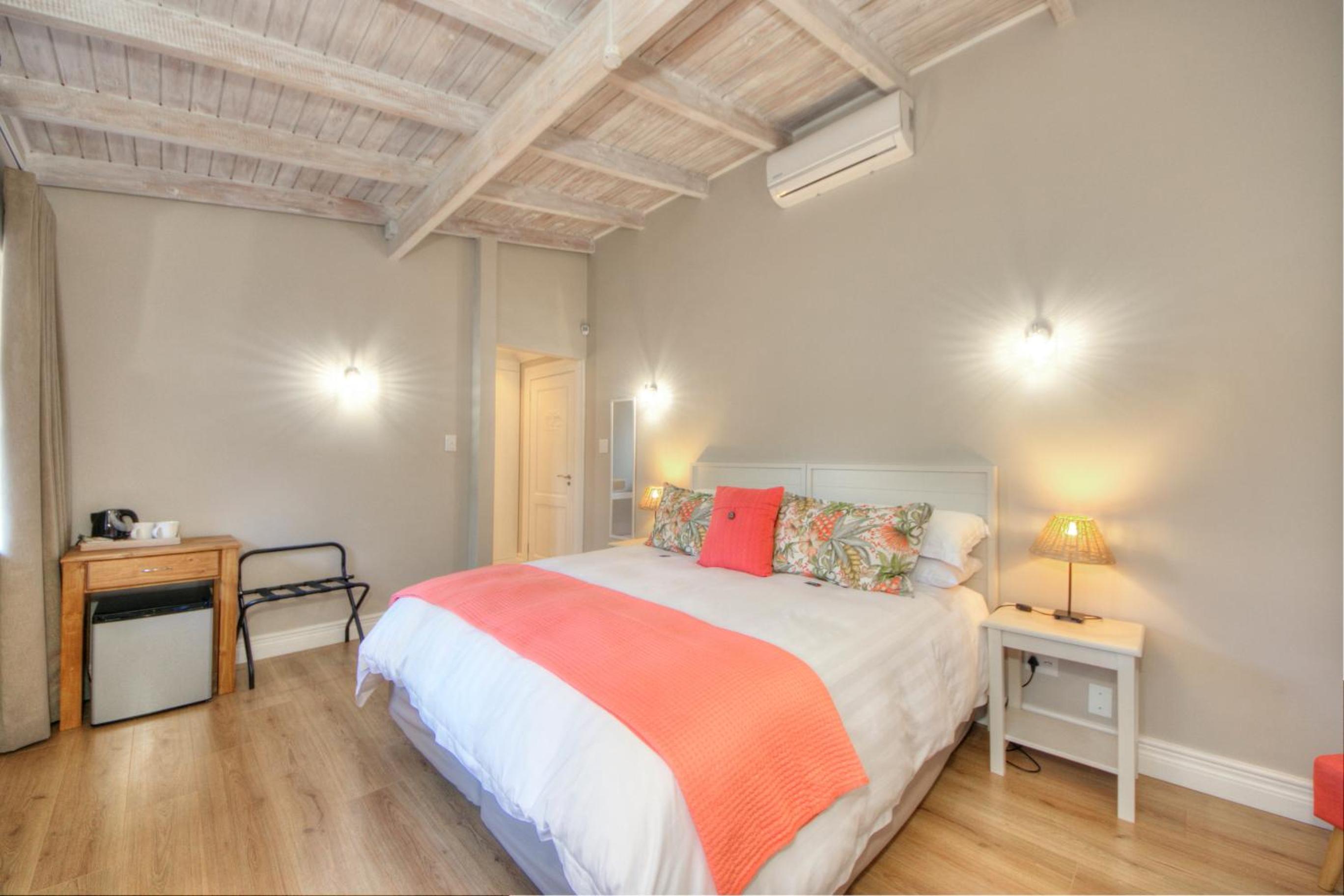 Deluxe Double Room (2 Adults + 1 Child) photo 1