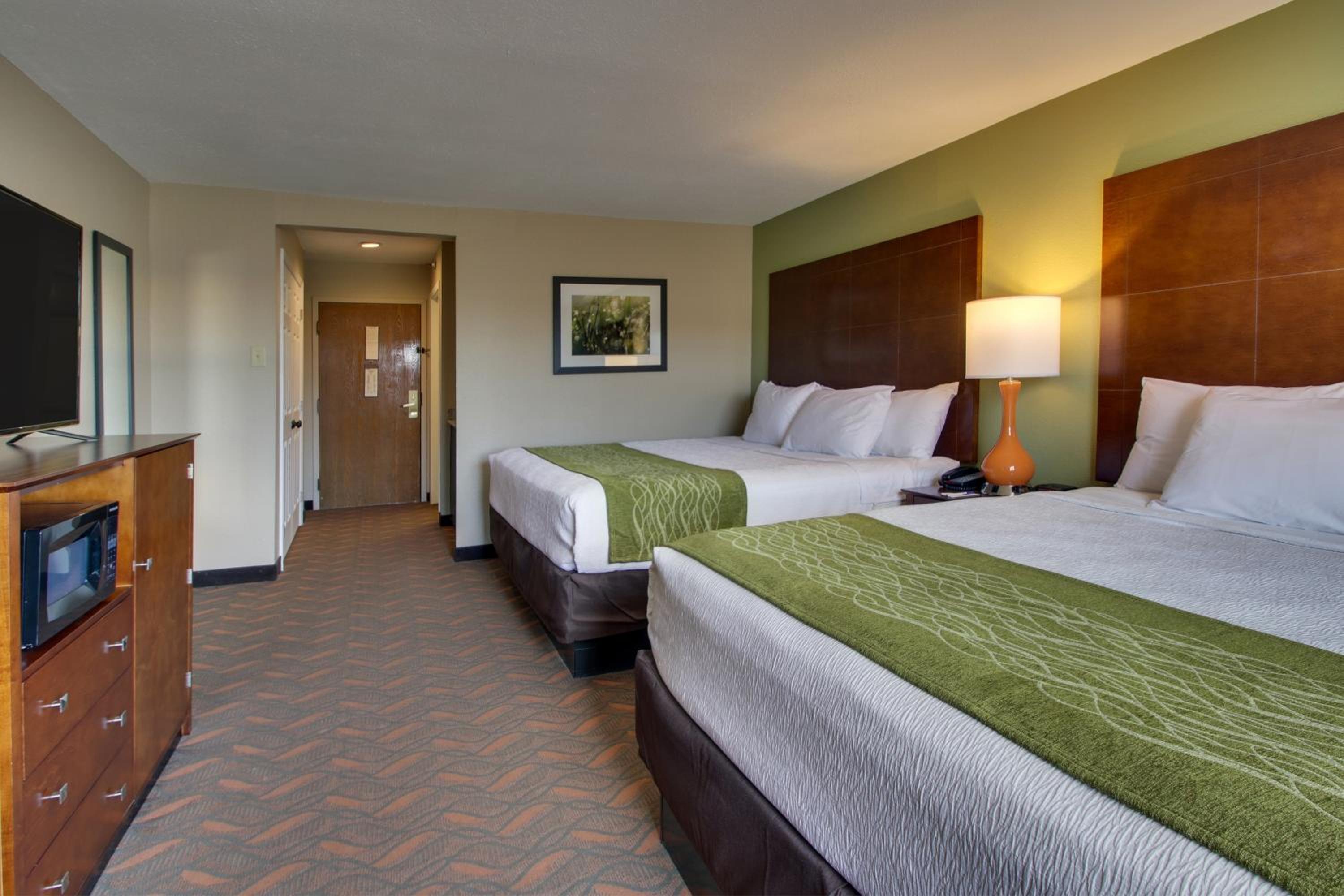 Queen Room with Two Queen Beds - Photo 4