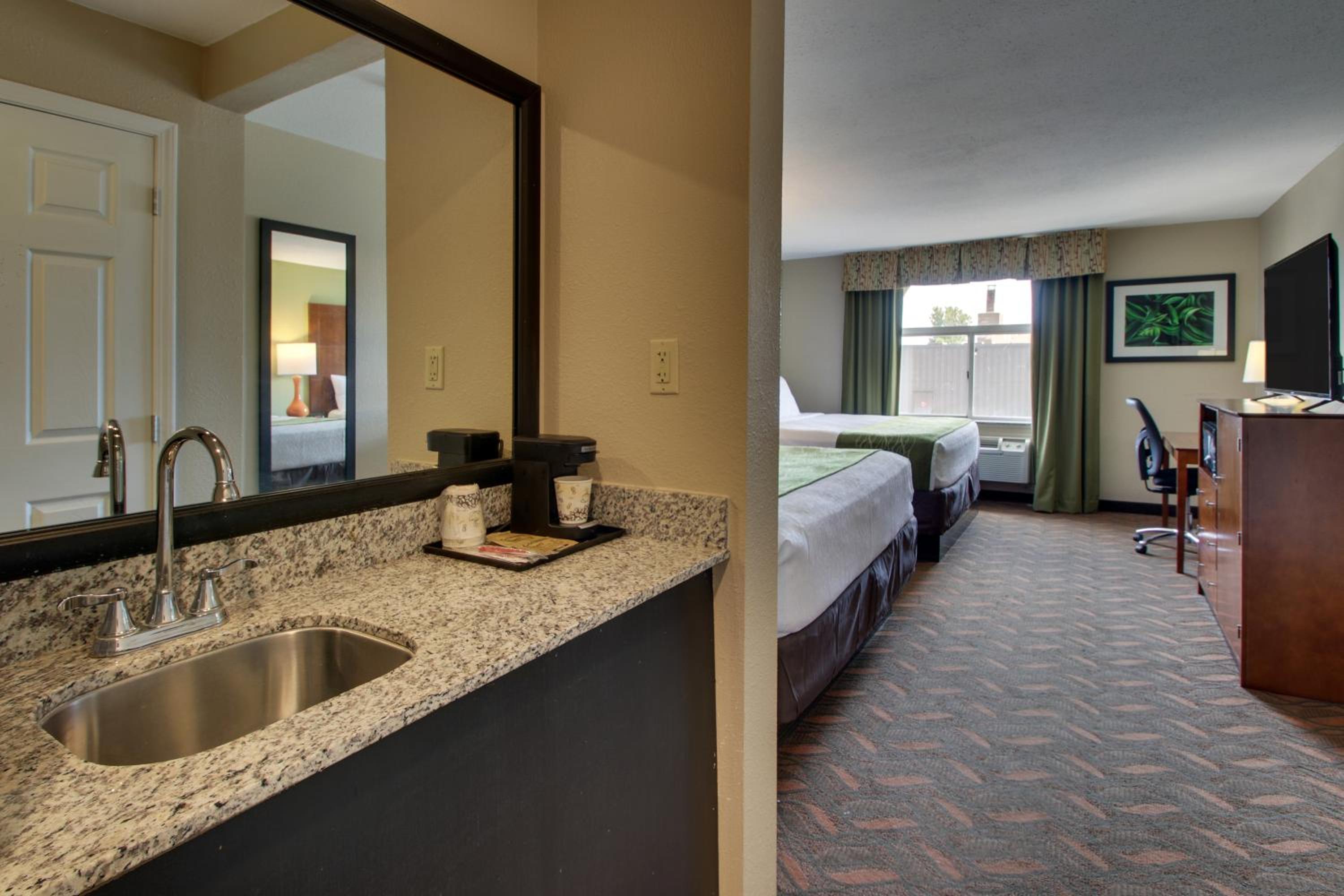 Queen Room with Two Queen Beds - Photo 6
