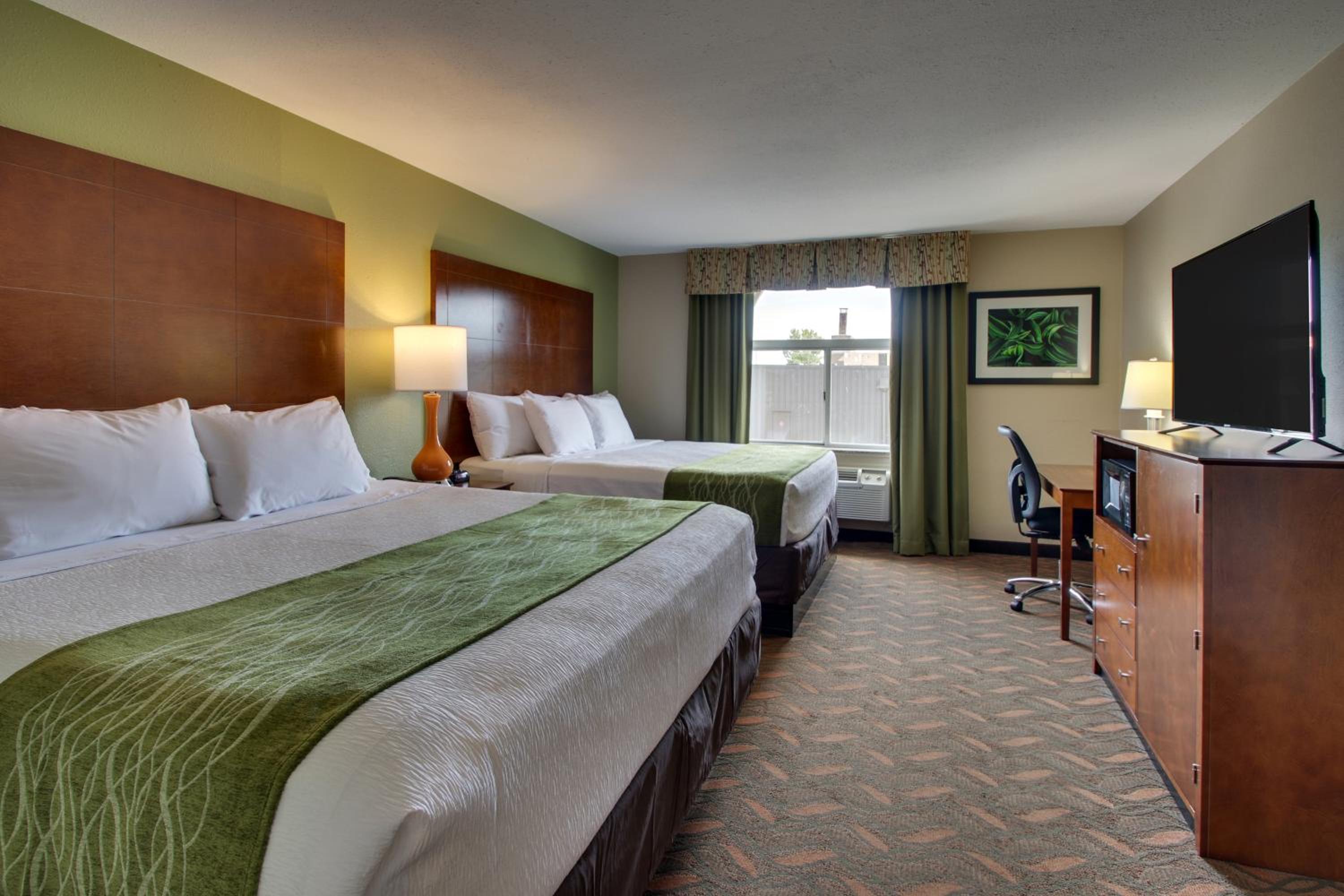 Queen Room with Two Queen Beds - Photo 2