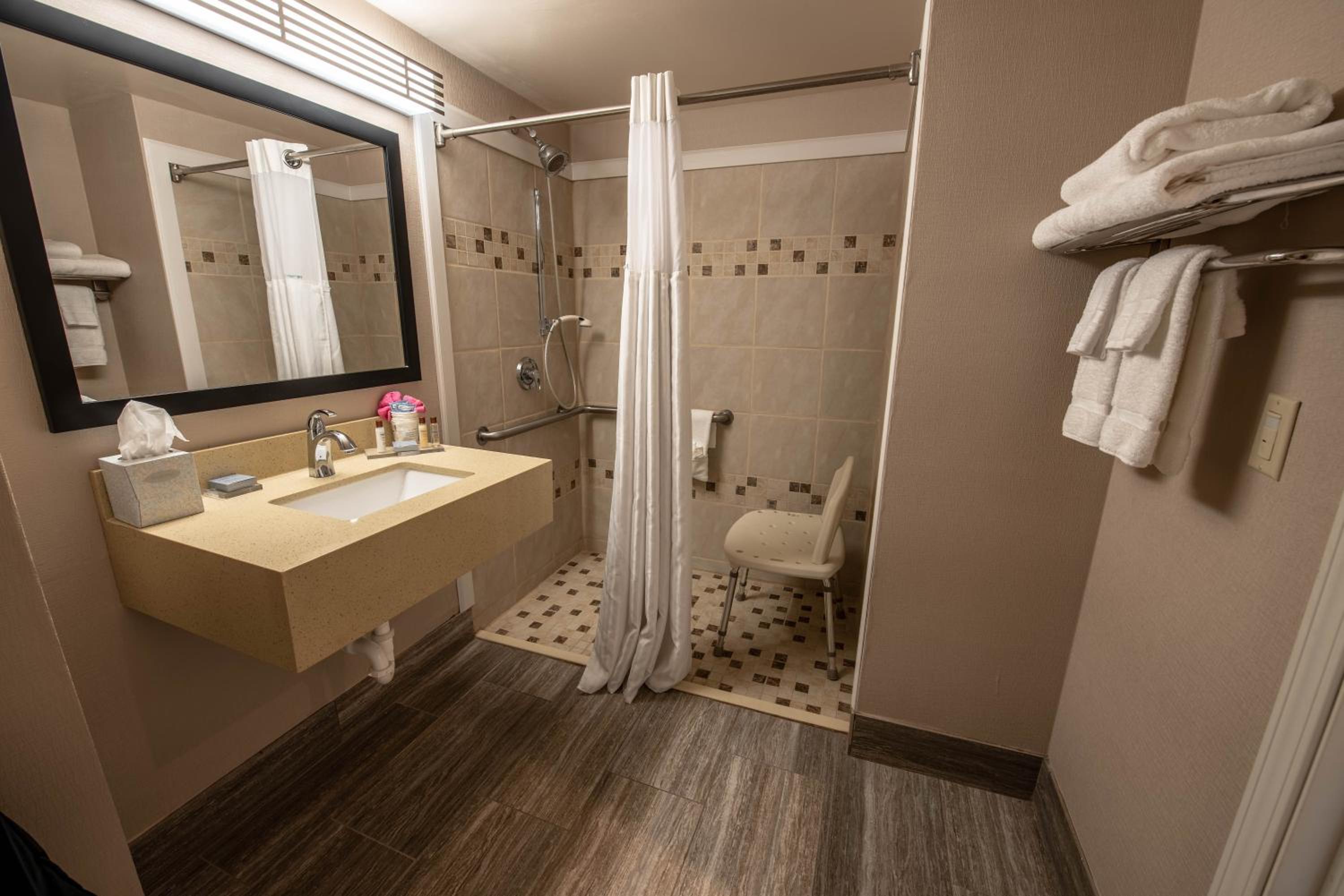 King Room - Disability Access - Non-Smoking - Photo 2
