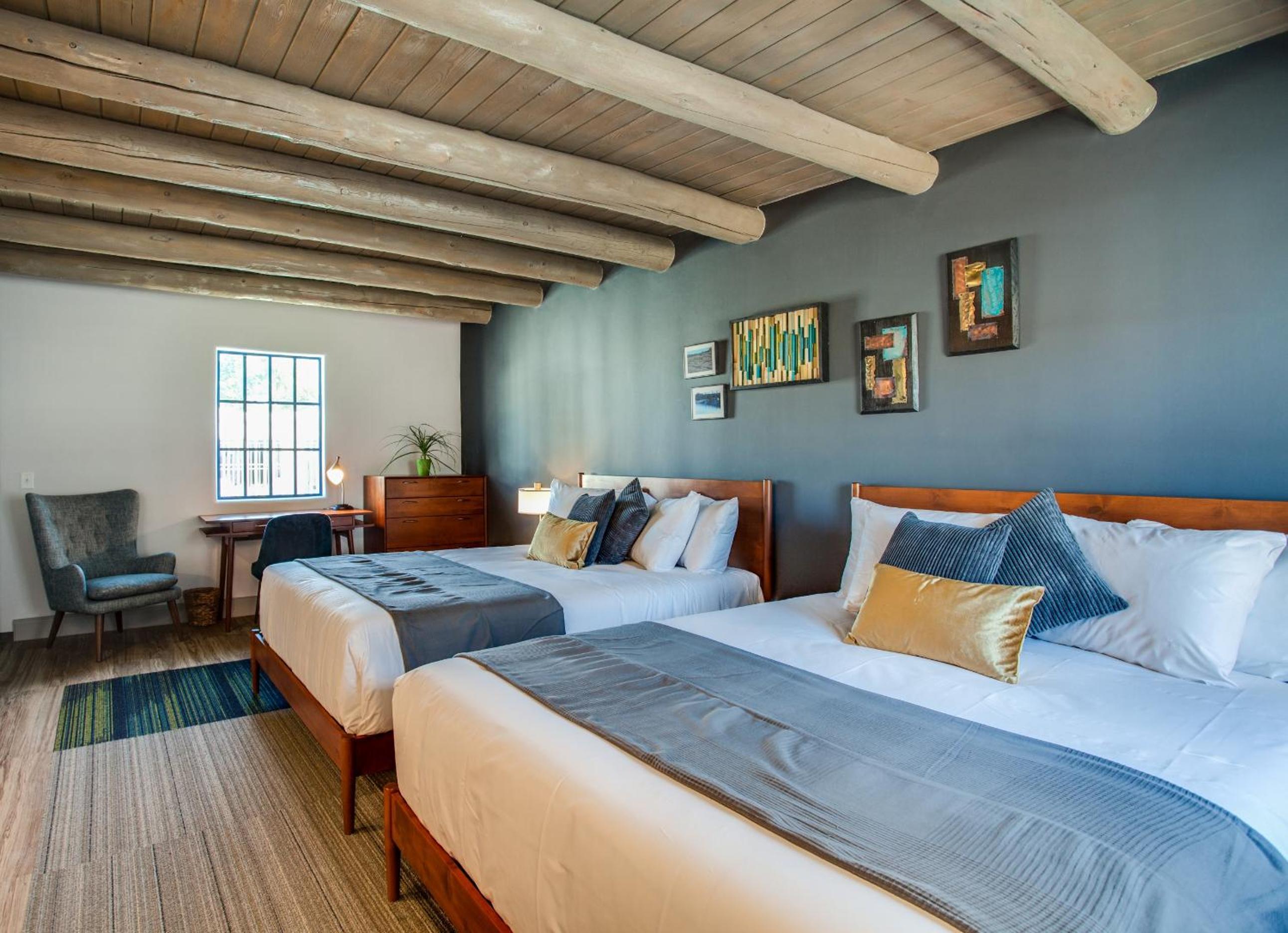Standard Queen Room with Two Queen Beds photo 1