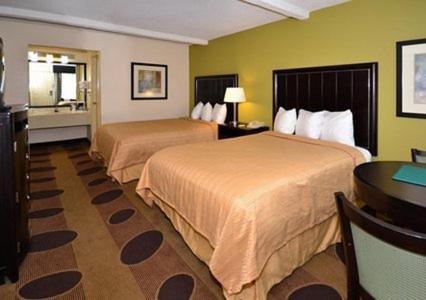 Double Room with Two Double Beds - Smoking - Photo 3