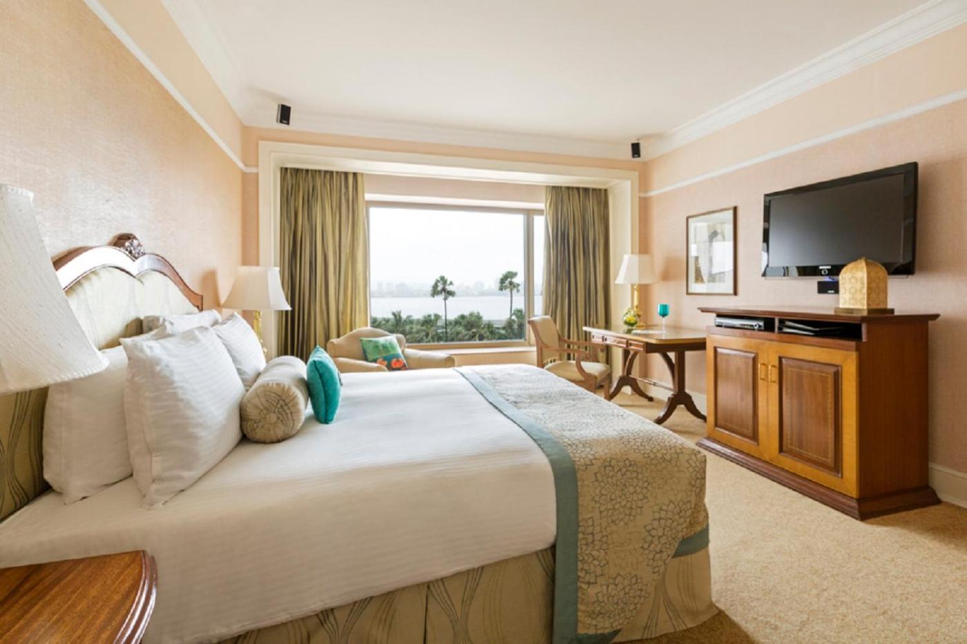 Executive Suite Pool View - High tea, evening cocktails, butler service, Complimentary 1 way airport transfer