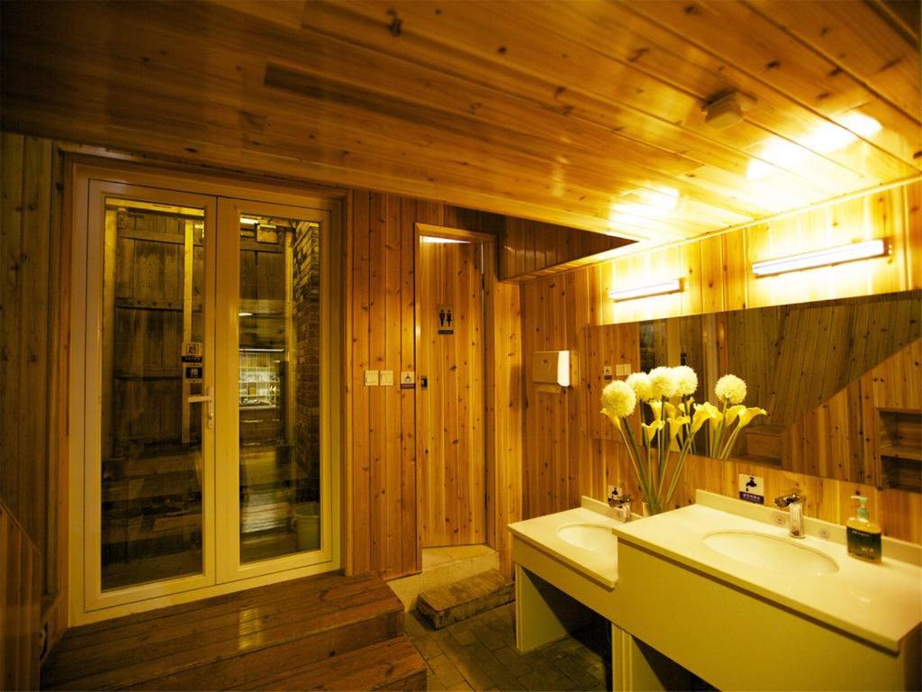 Family Room with Shared Bathroom photo 2