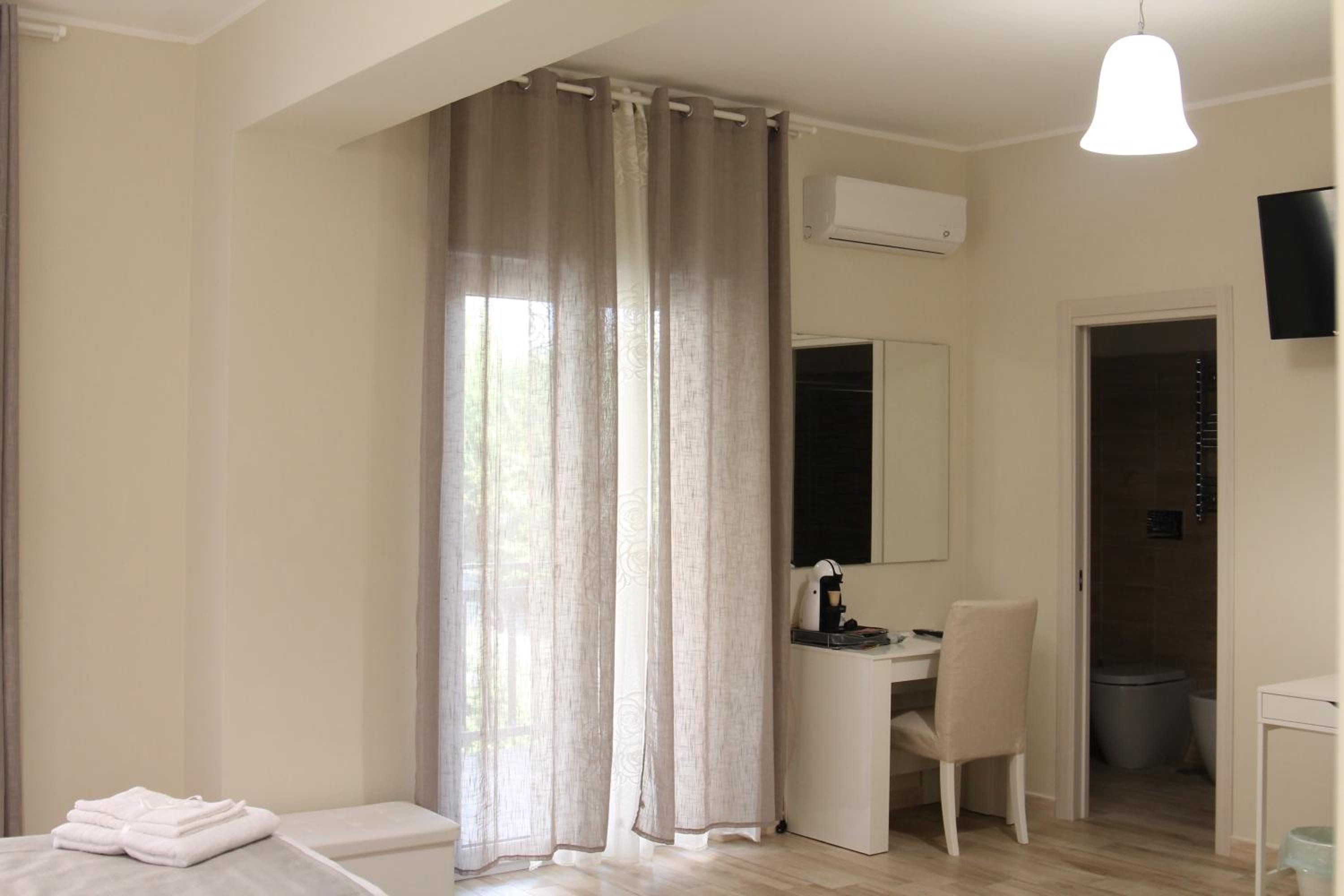 Double or Twin Room with Private Bathroom photo 3