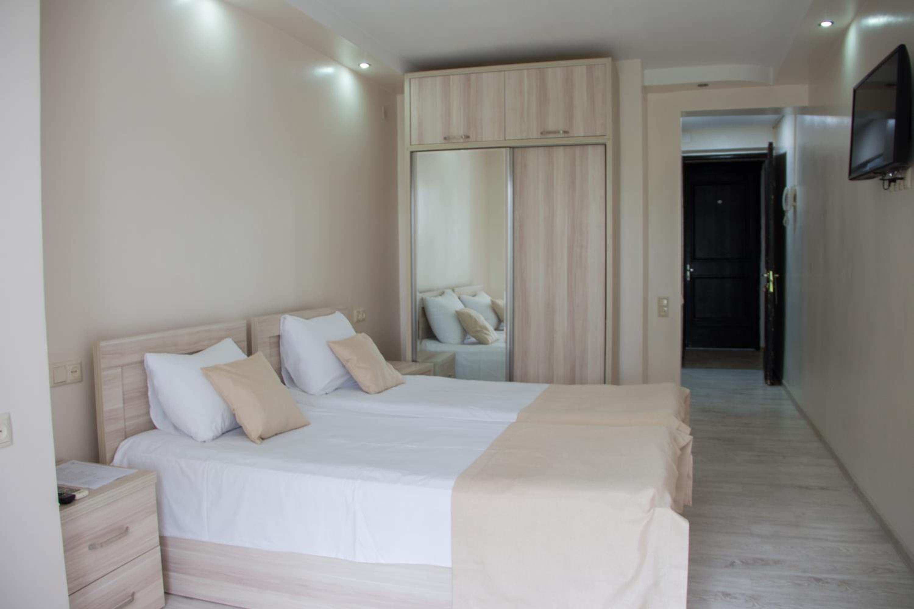 Twin Room - Photo 5