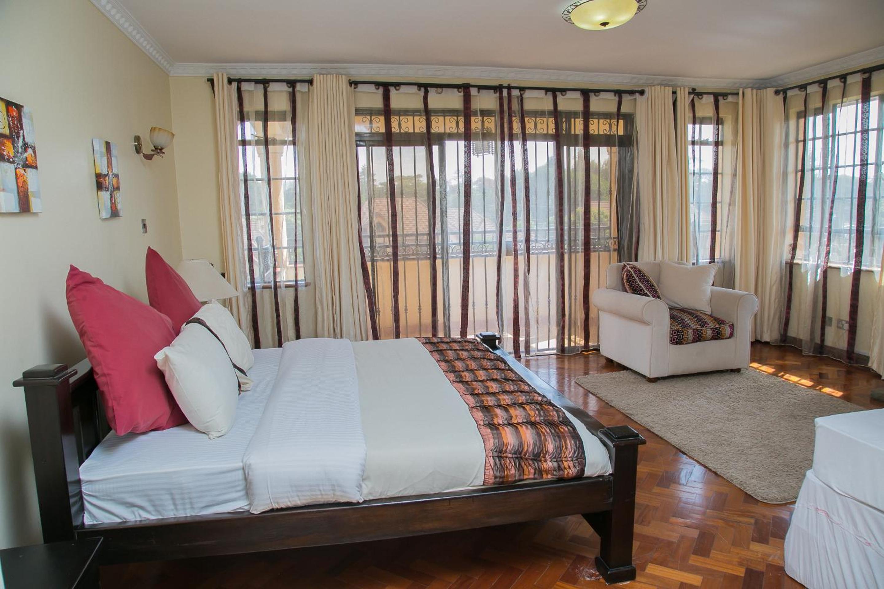 Deluxe King Room with Balcony and Jacuzzi photo 3