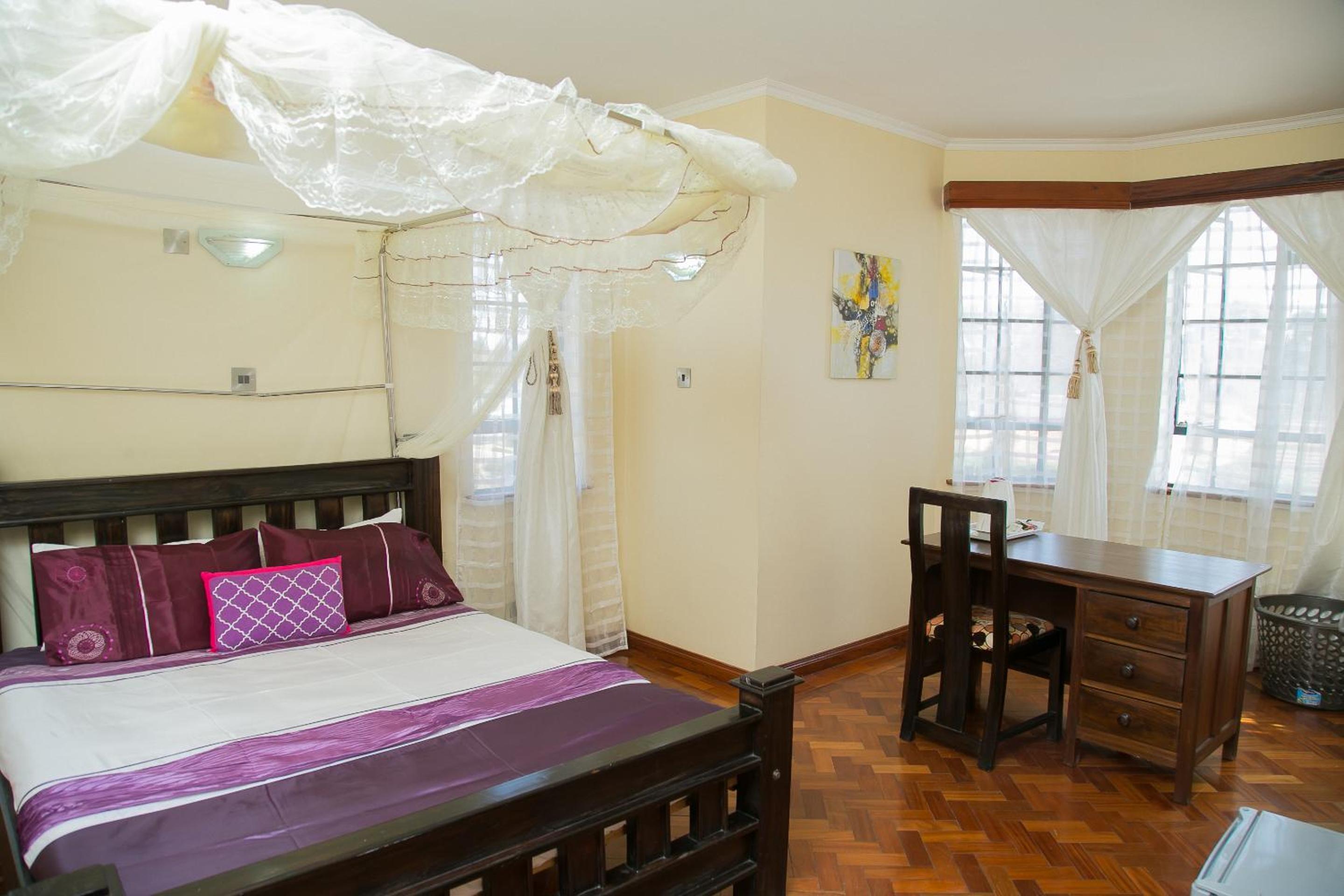 Deluxe Queen Room with Bathtub photo 2